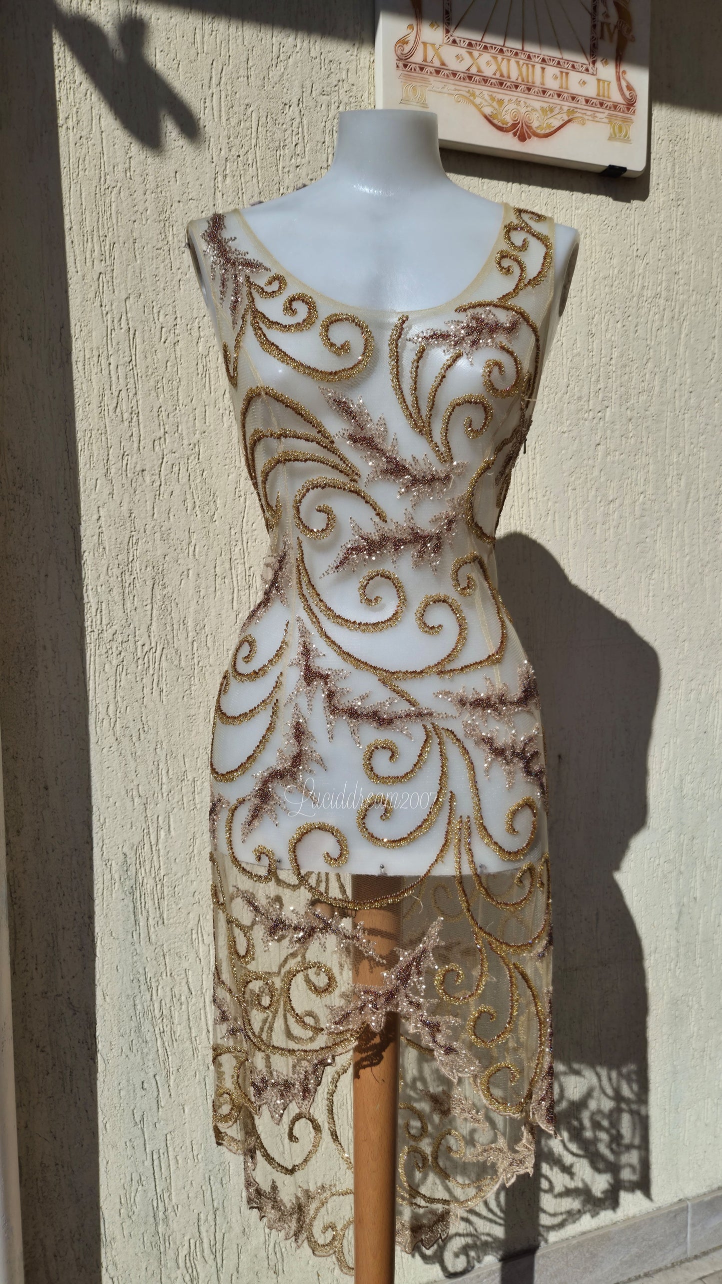 Robe en soie brodée