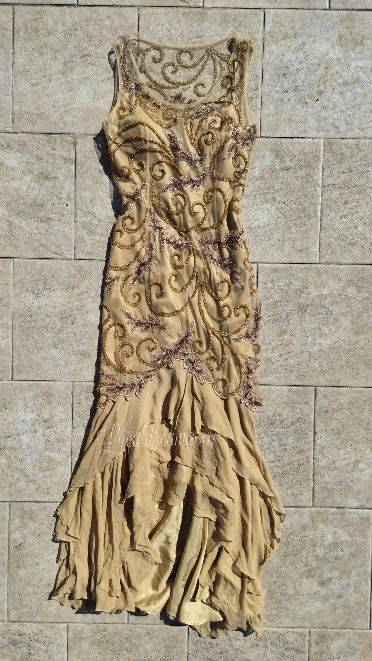 Robe en soie brodée