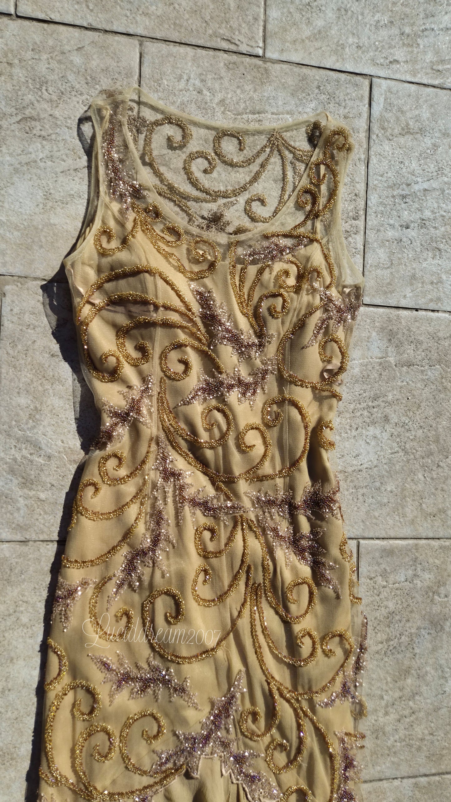 Robe en soie brodée