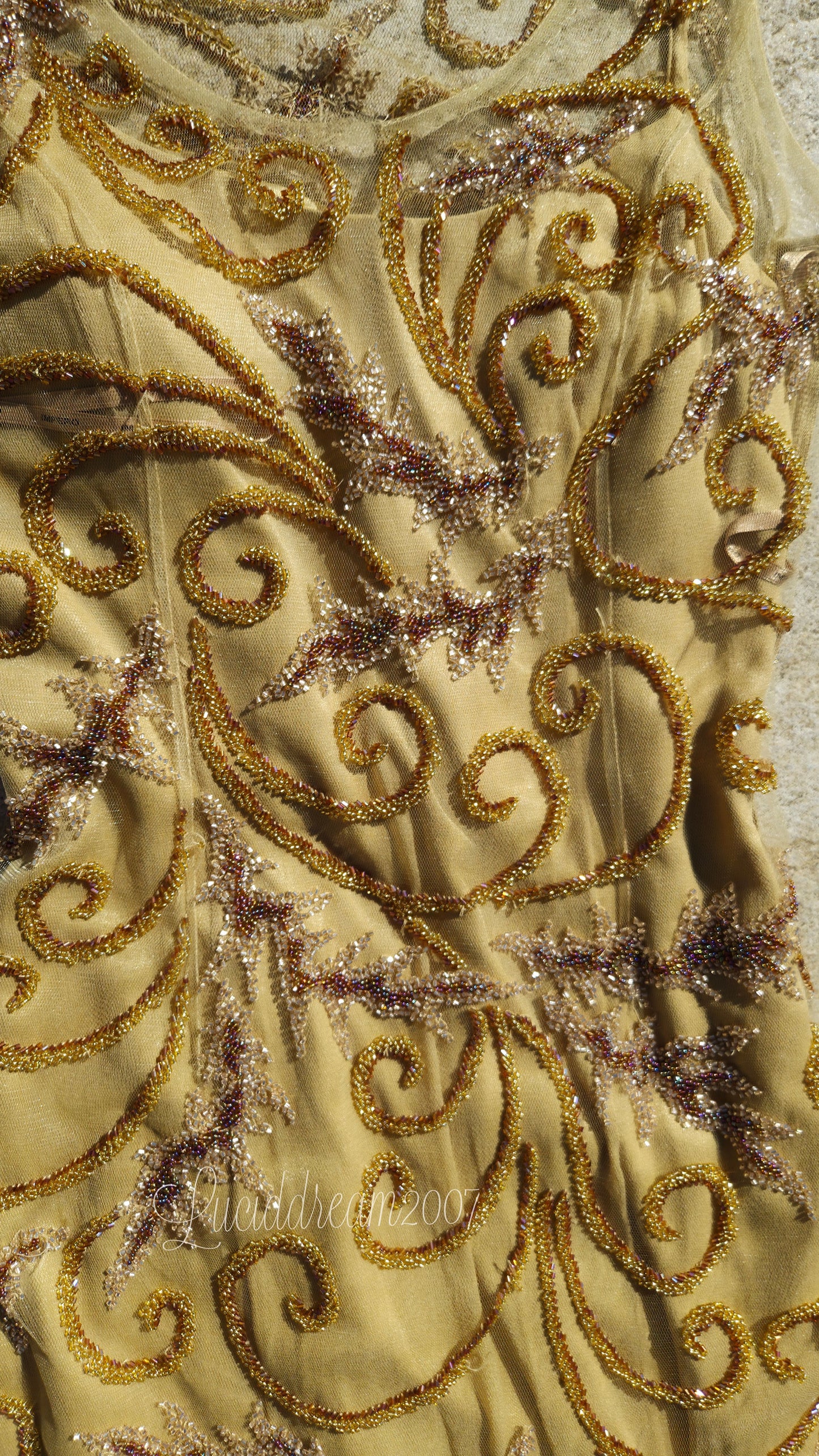 Robe en soie brodée