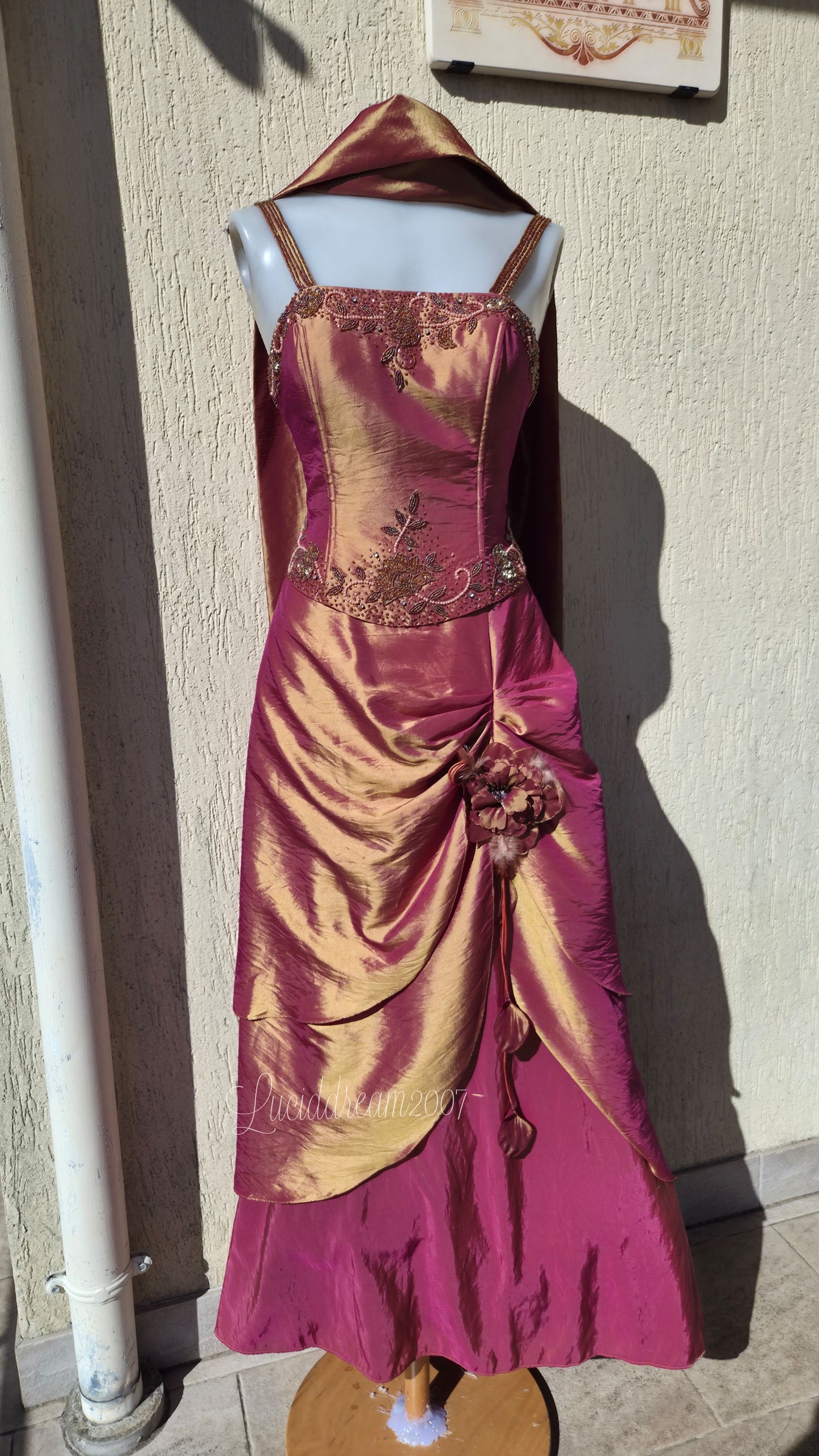Robe irisée avec broderies