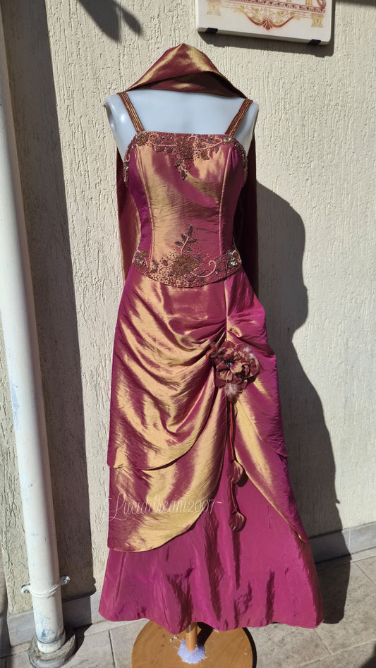 Robe irisée avec broderies