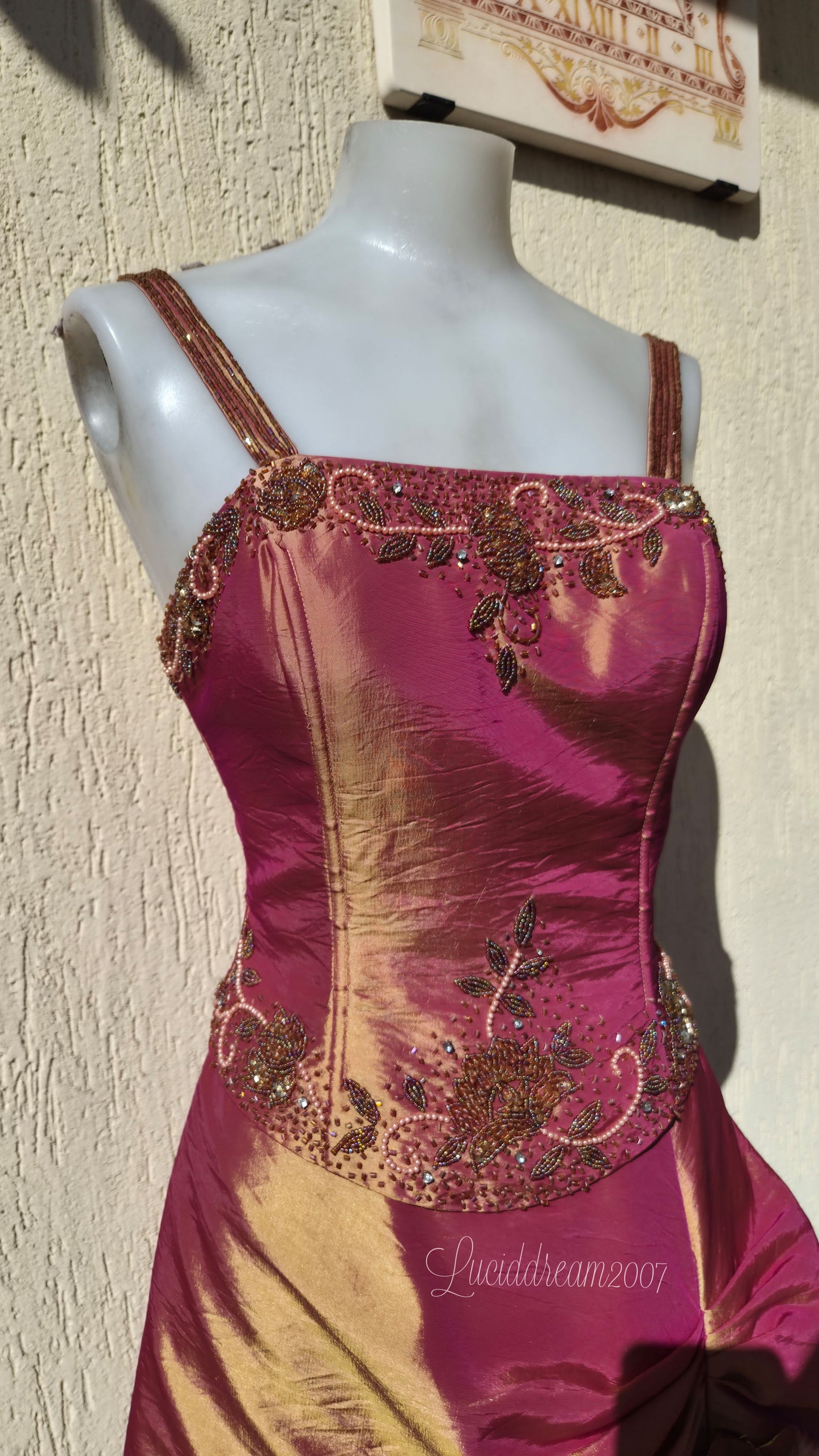 Robe irisée avec broderies