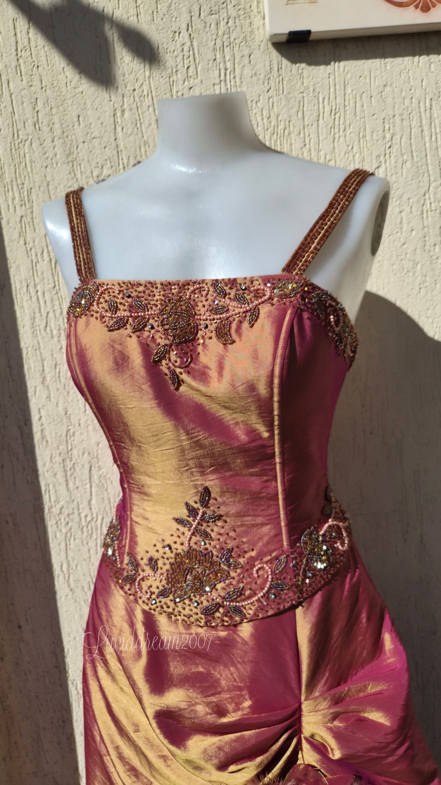 Robe irisée avec broderies