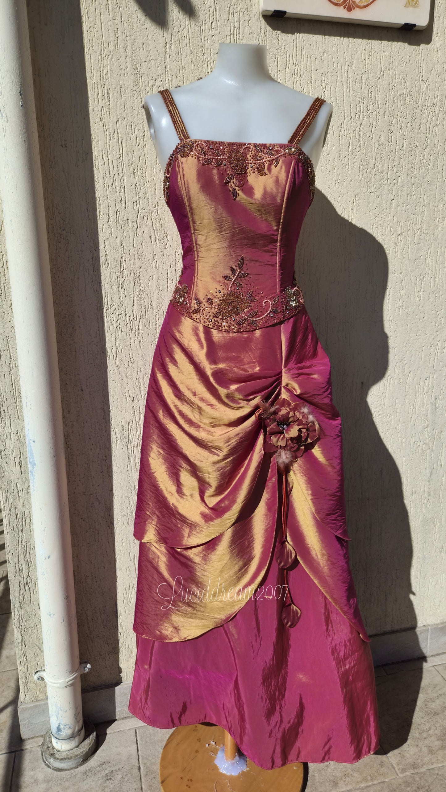 Robe irisée avec broderies