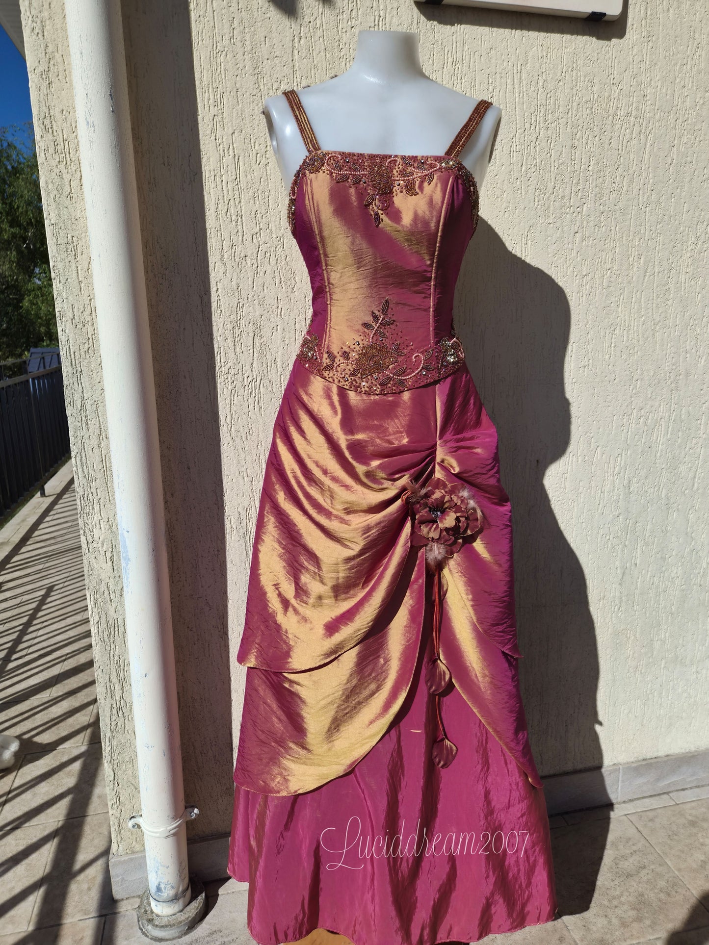 Robe irisée avec broderies