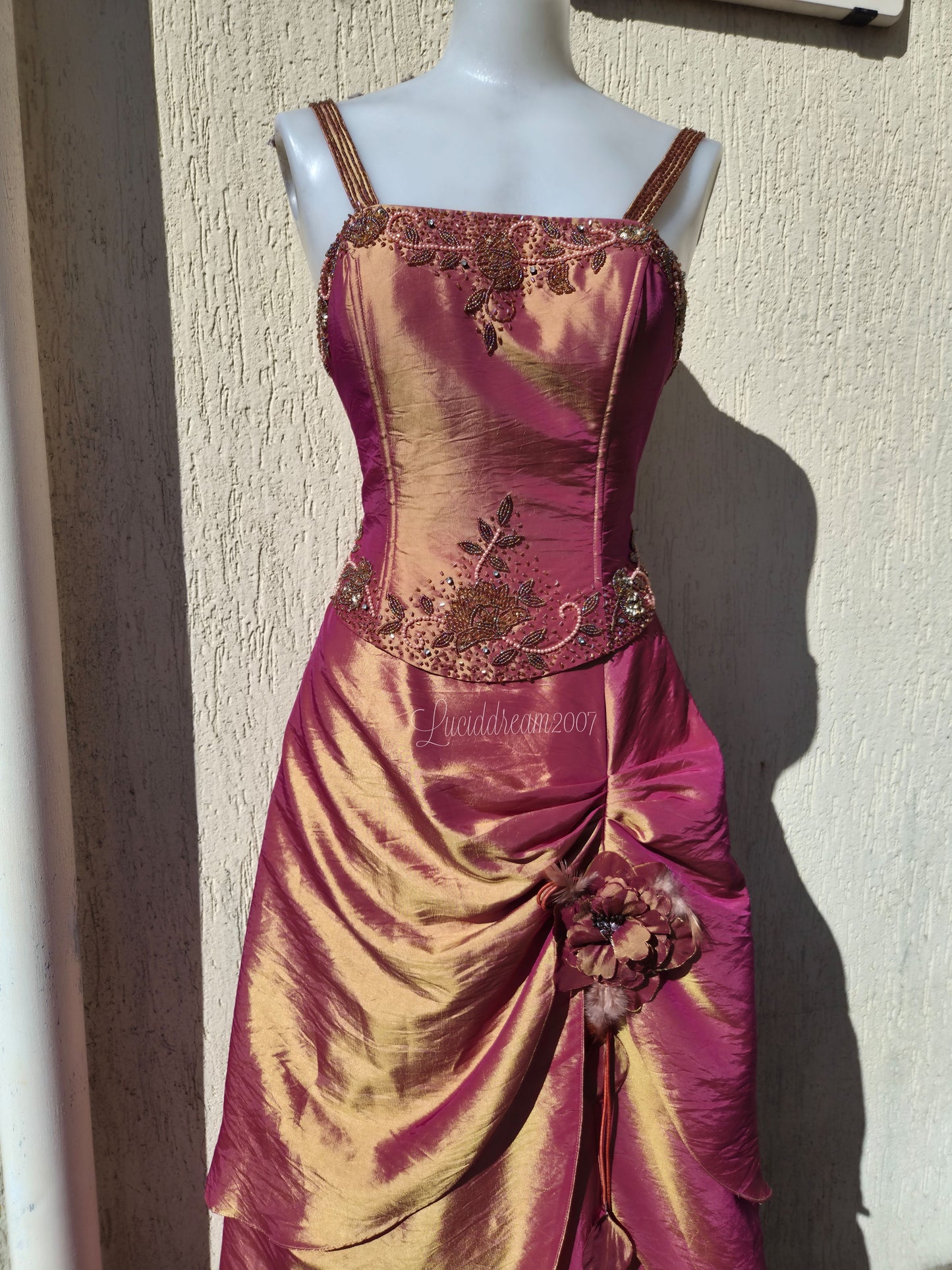 Robe irisée avec broderies