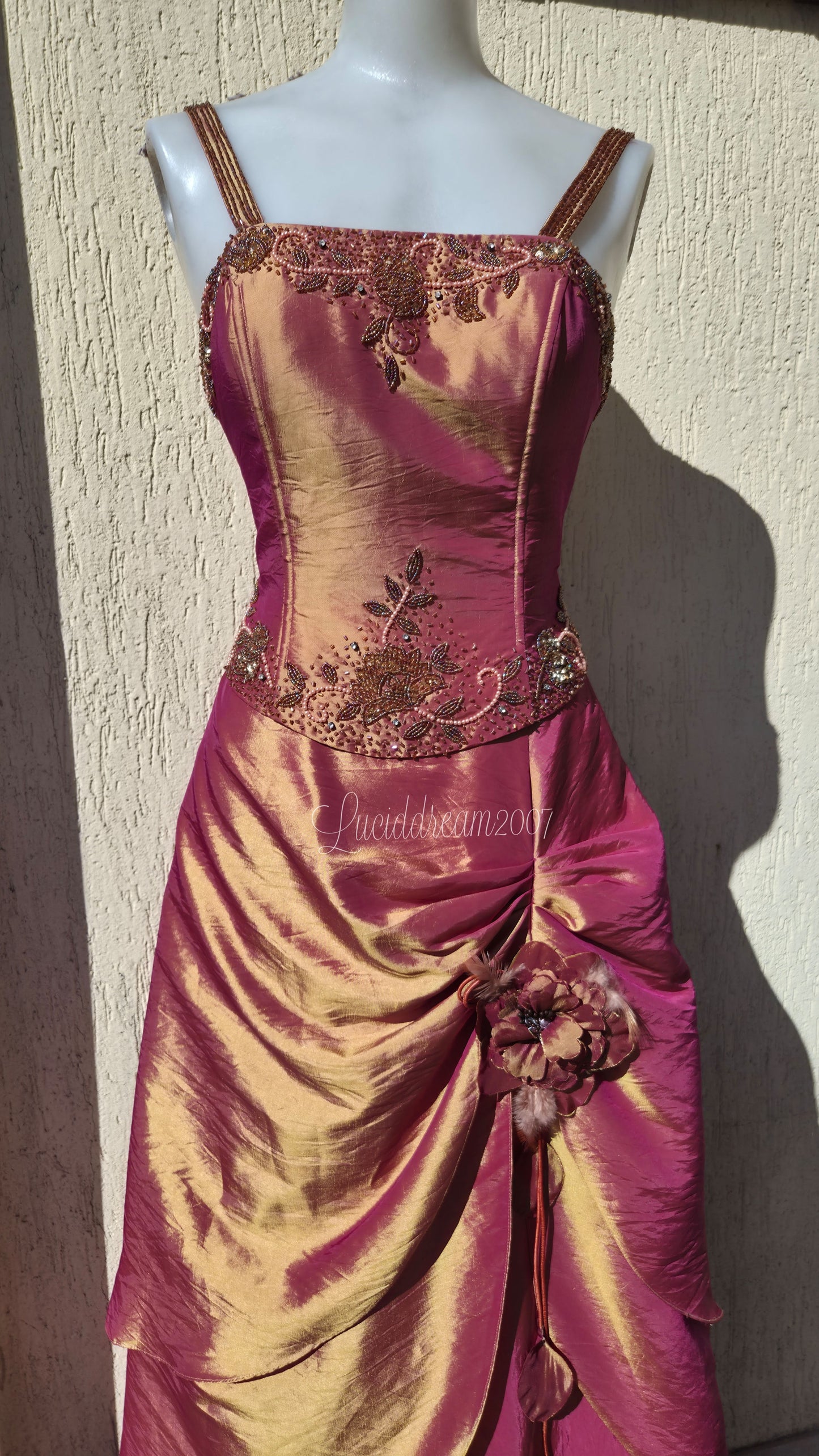 Robe irisée avec broderies