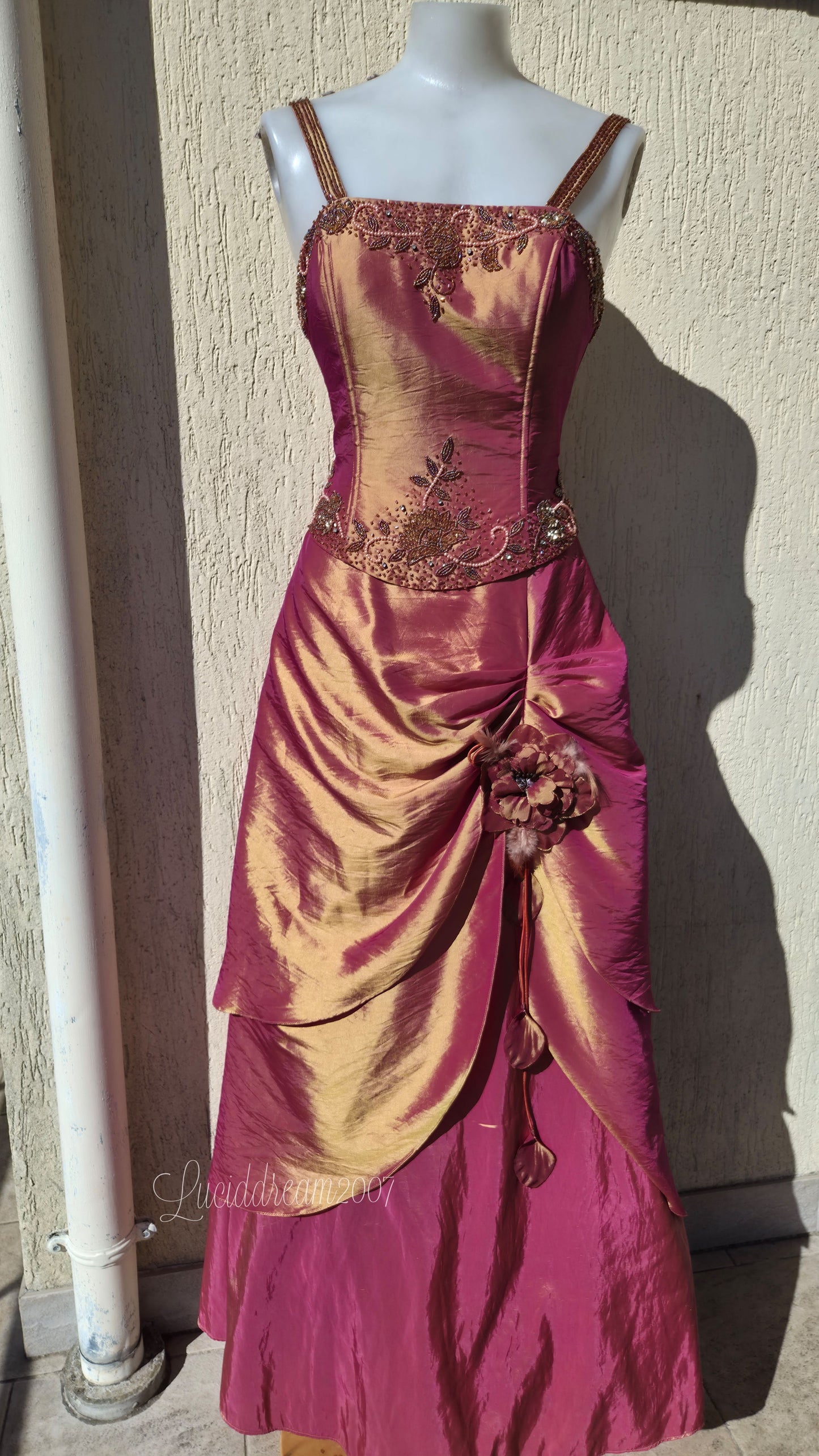 Robe irisée avec broderies
