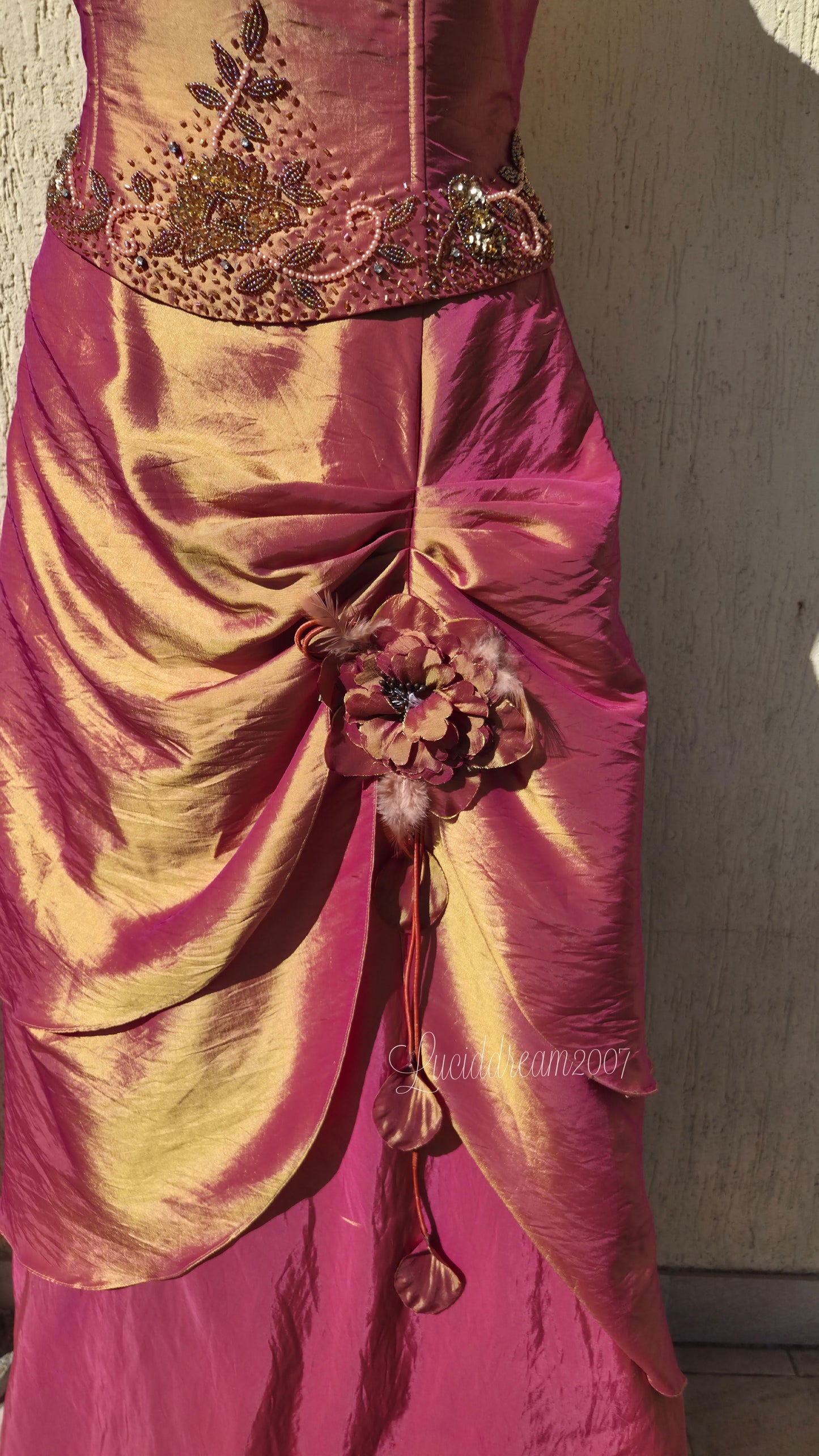 Robe irisée avec broderies