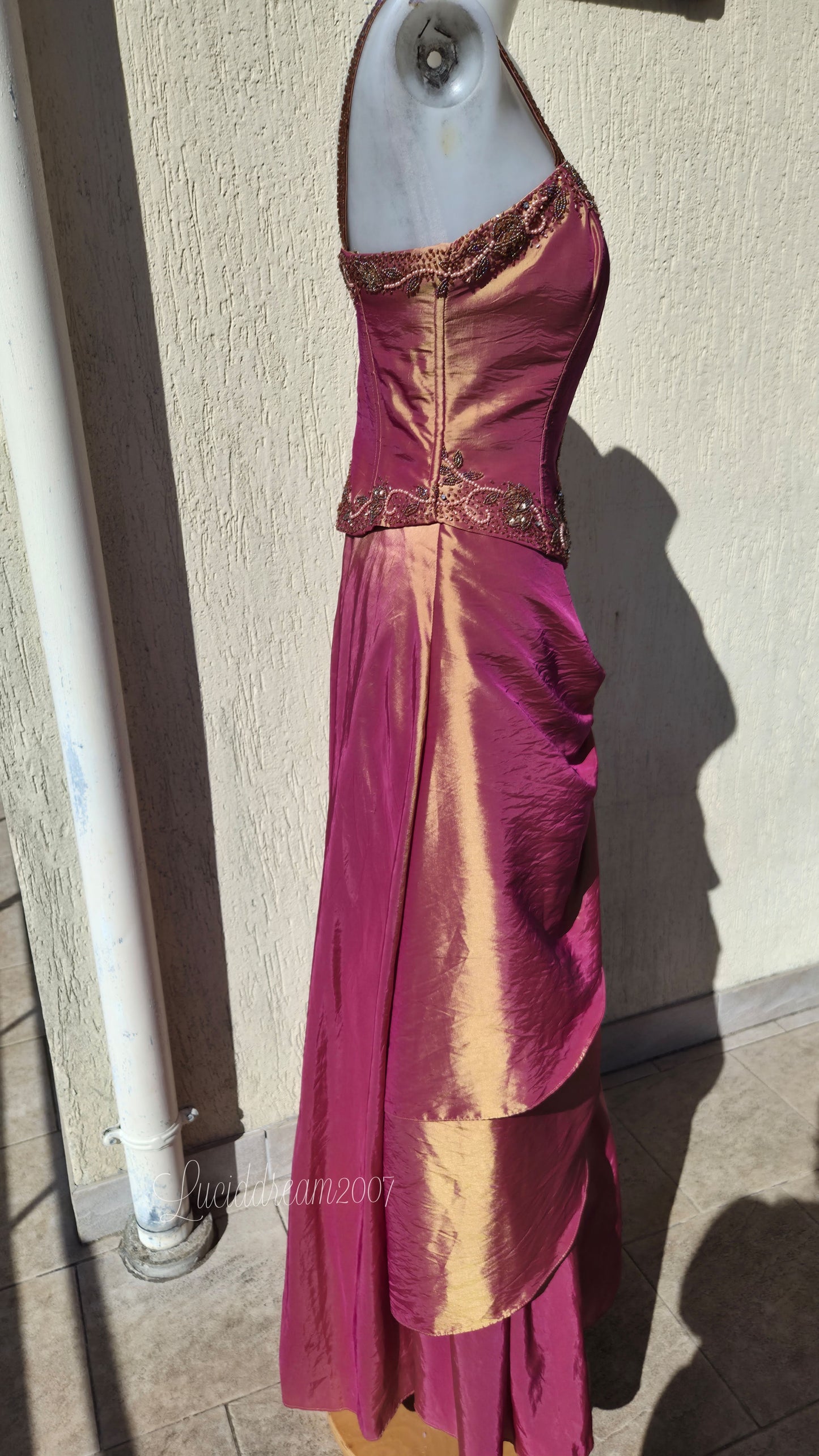 Robe irisée avec broderies