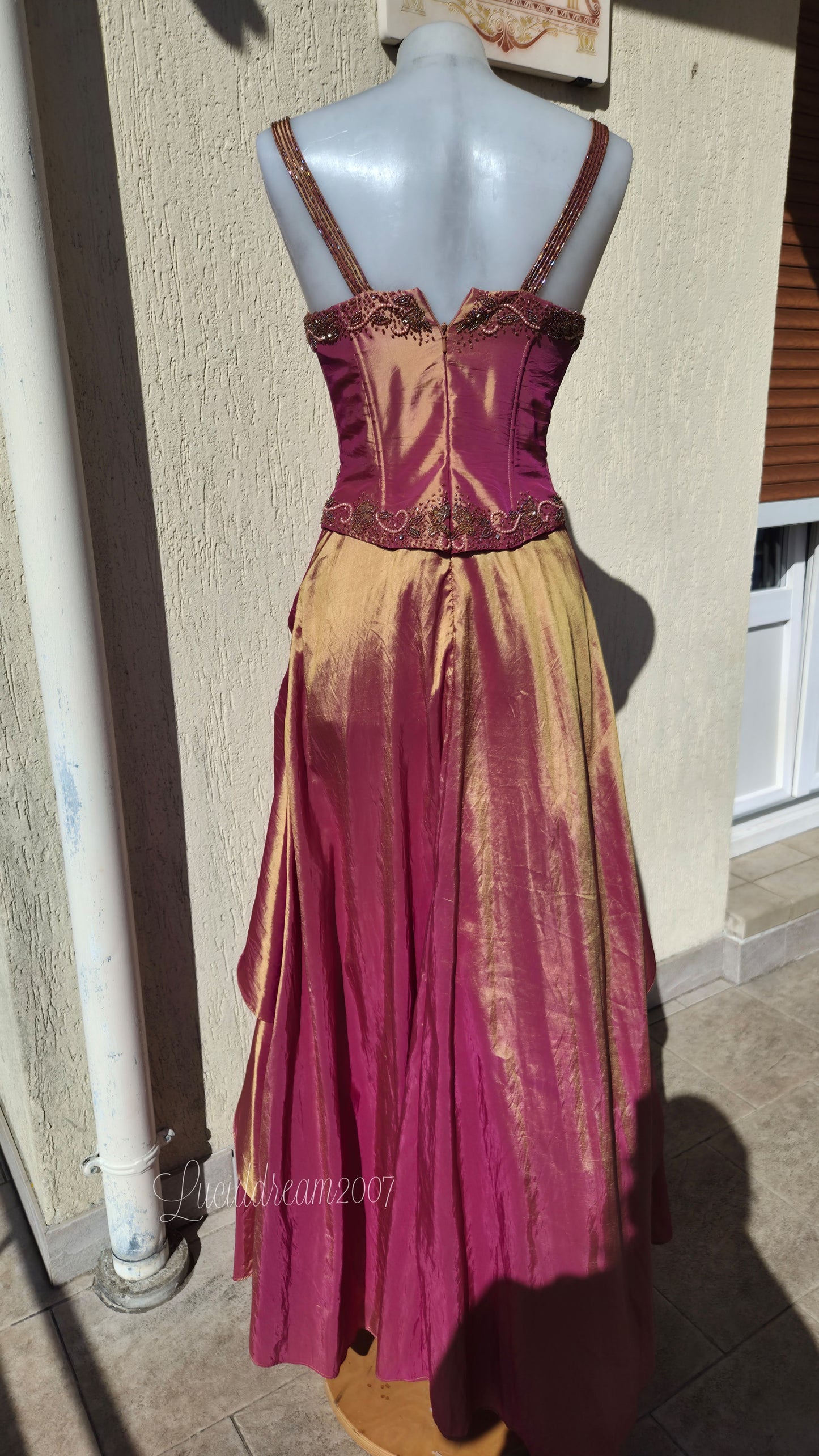Robe irisée avec broderies