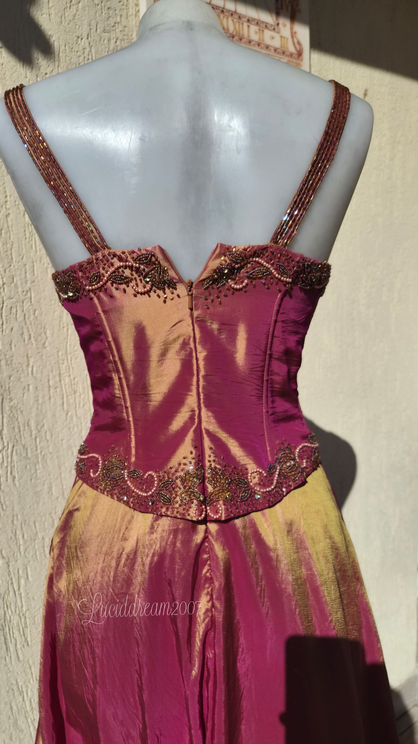 Robe irisée avec broderies