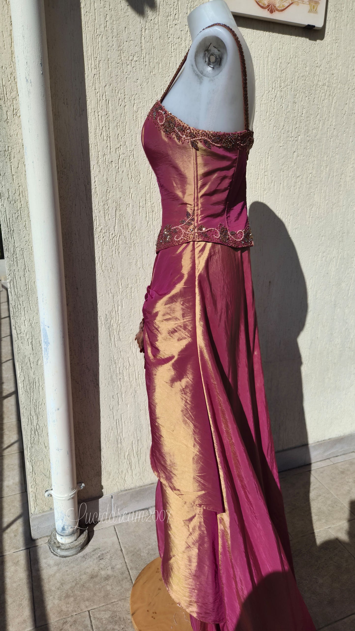 Robe irisée avec broderies