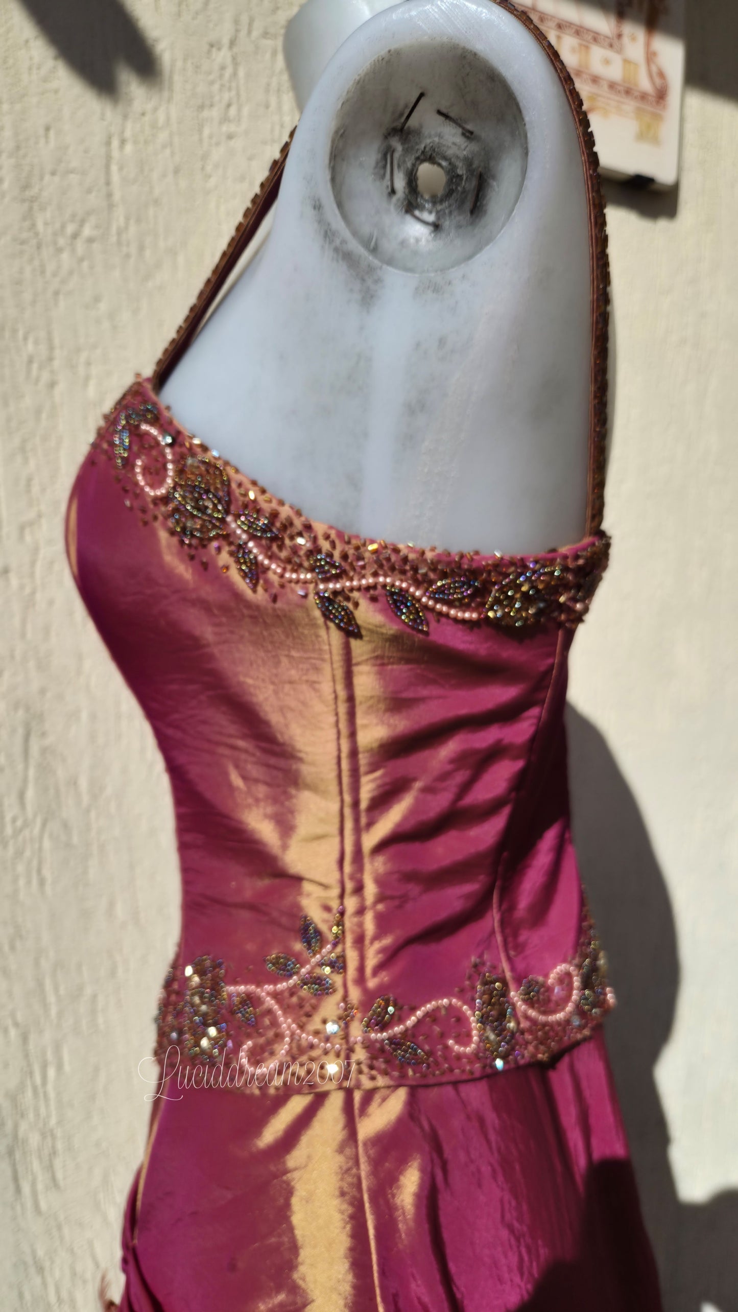 Robe irisée avec broderies
