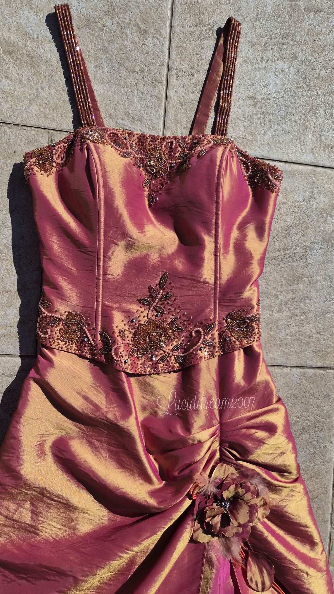 Robe irisée avec broderies