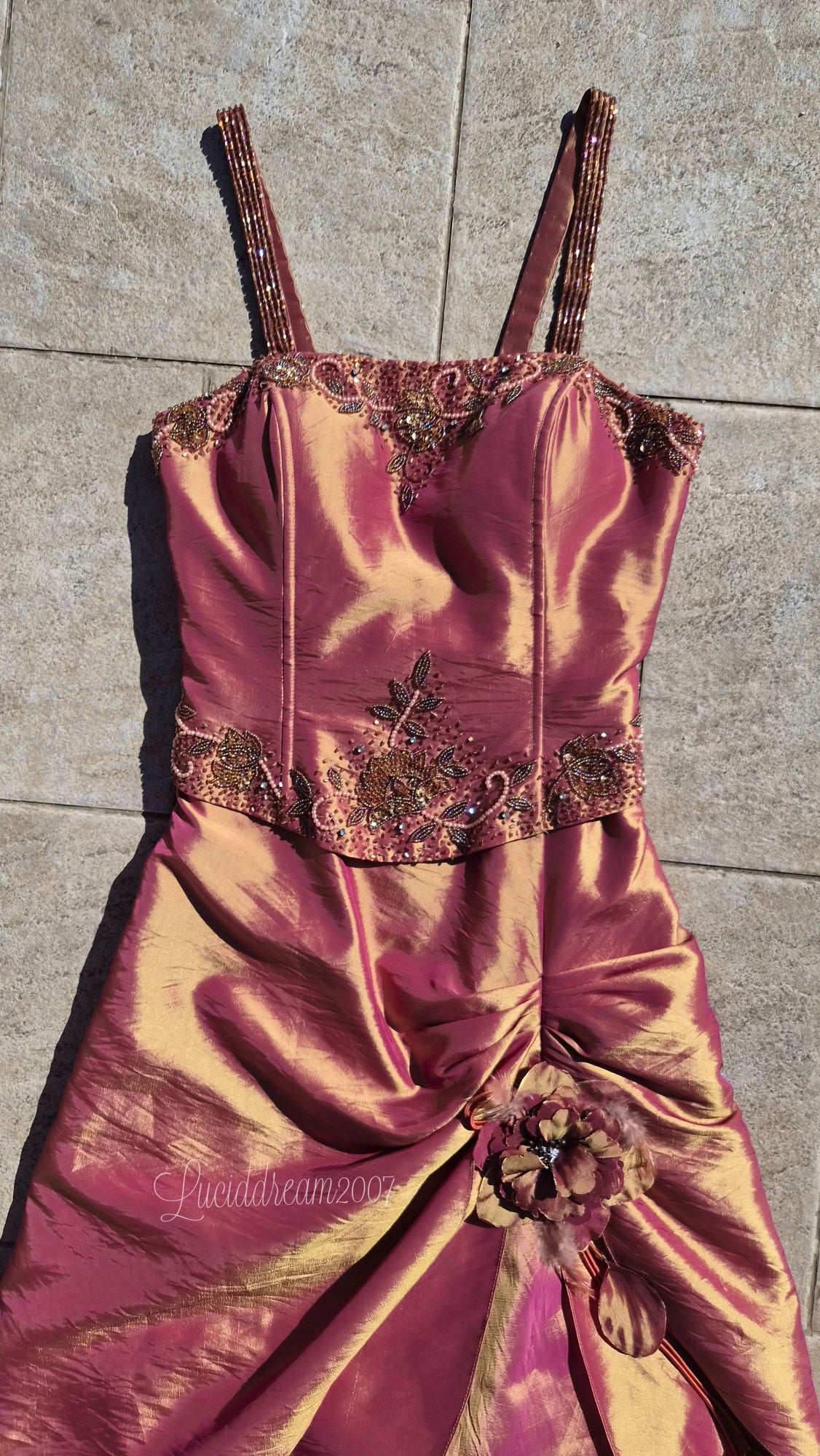 Robe irisée avec broderies