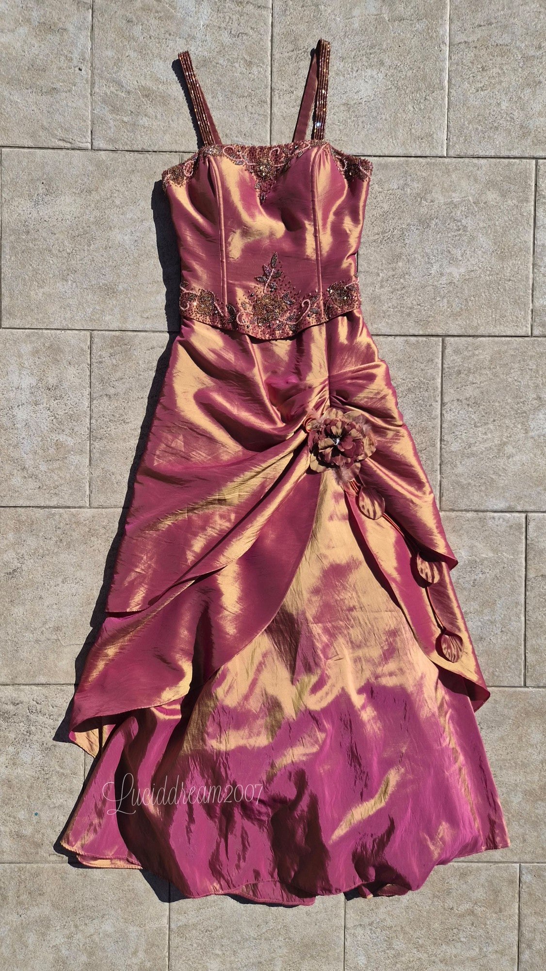 Robe irisée avec broderies
