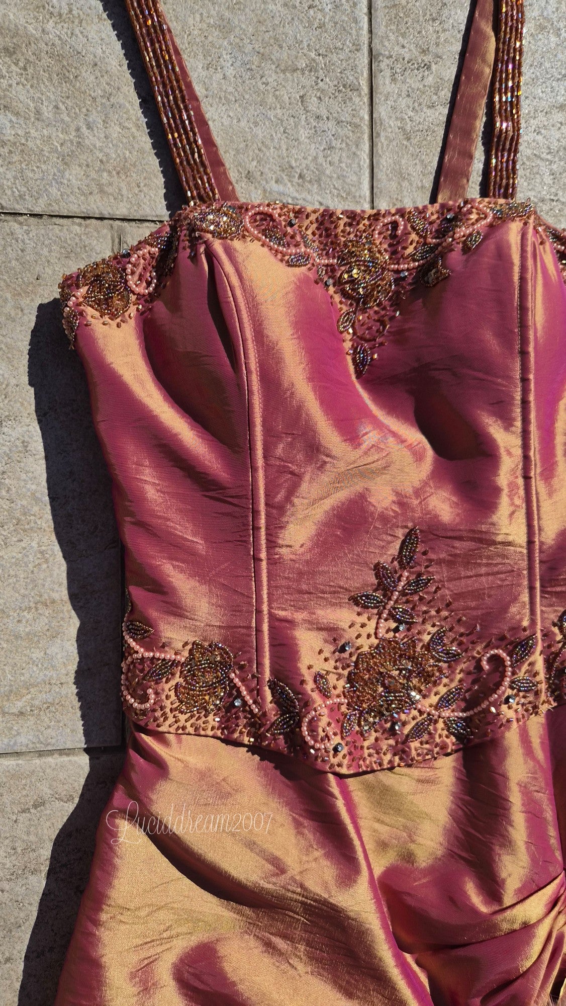 Robe irisée avec broderies
