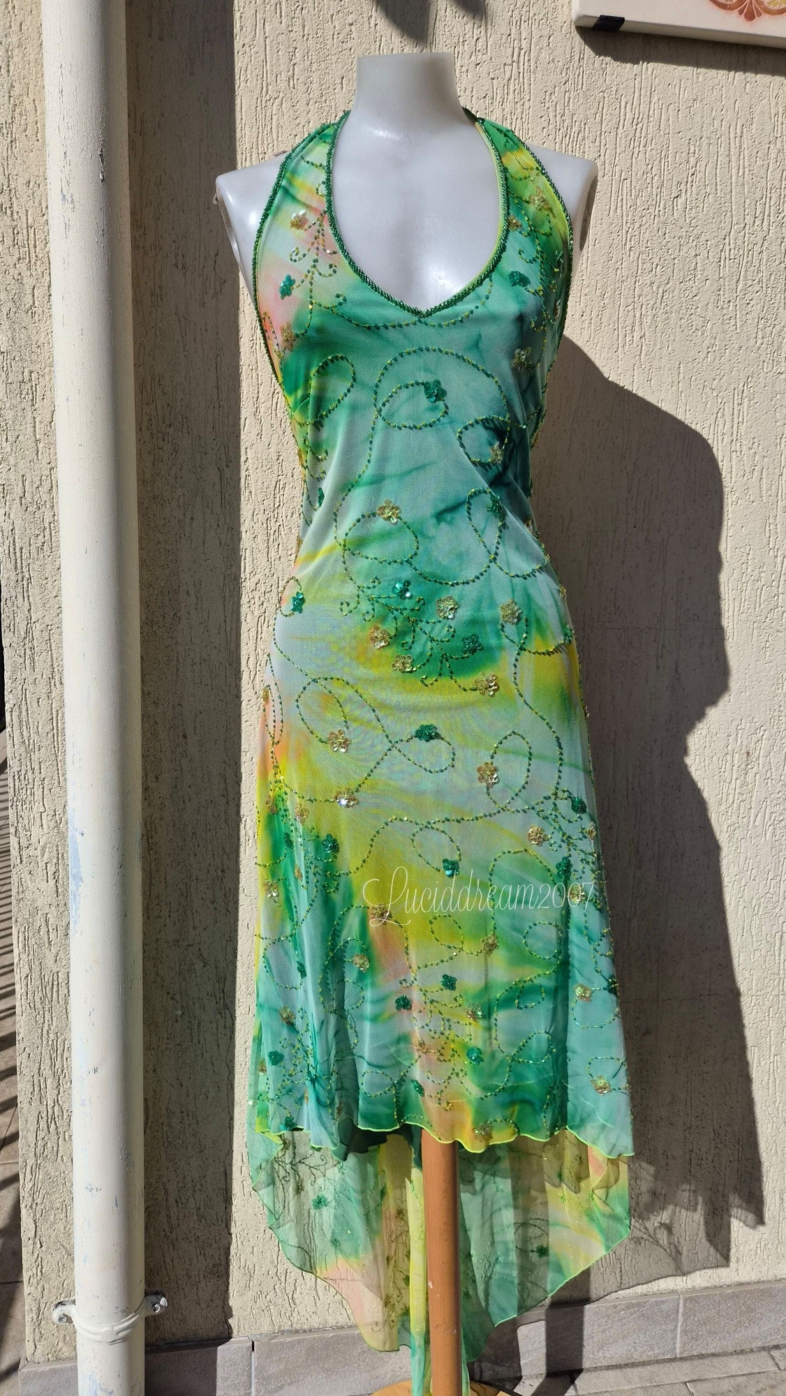 Robe verte brodée