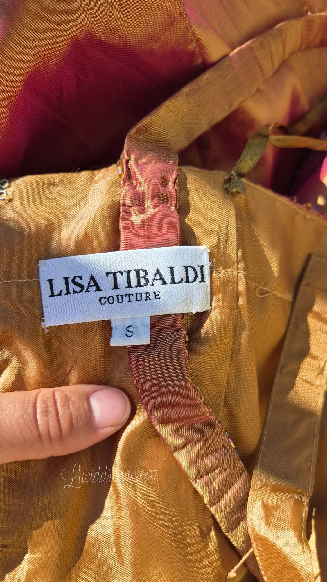 Robe irisée avec broderies