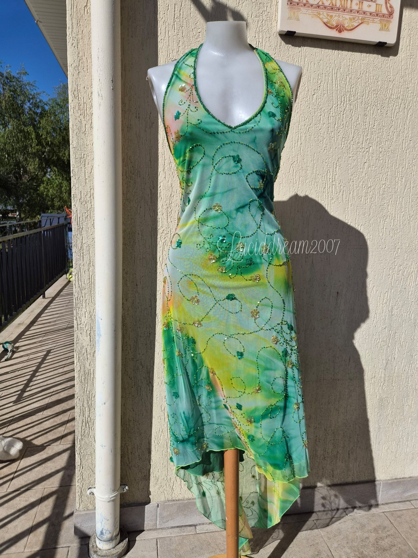 Robe verte brodée