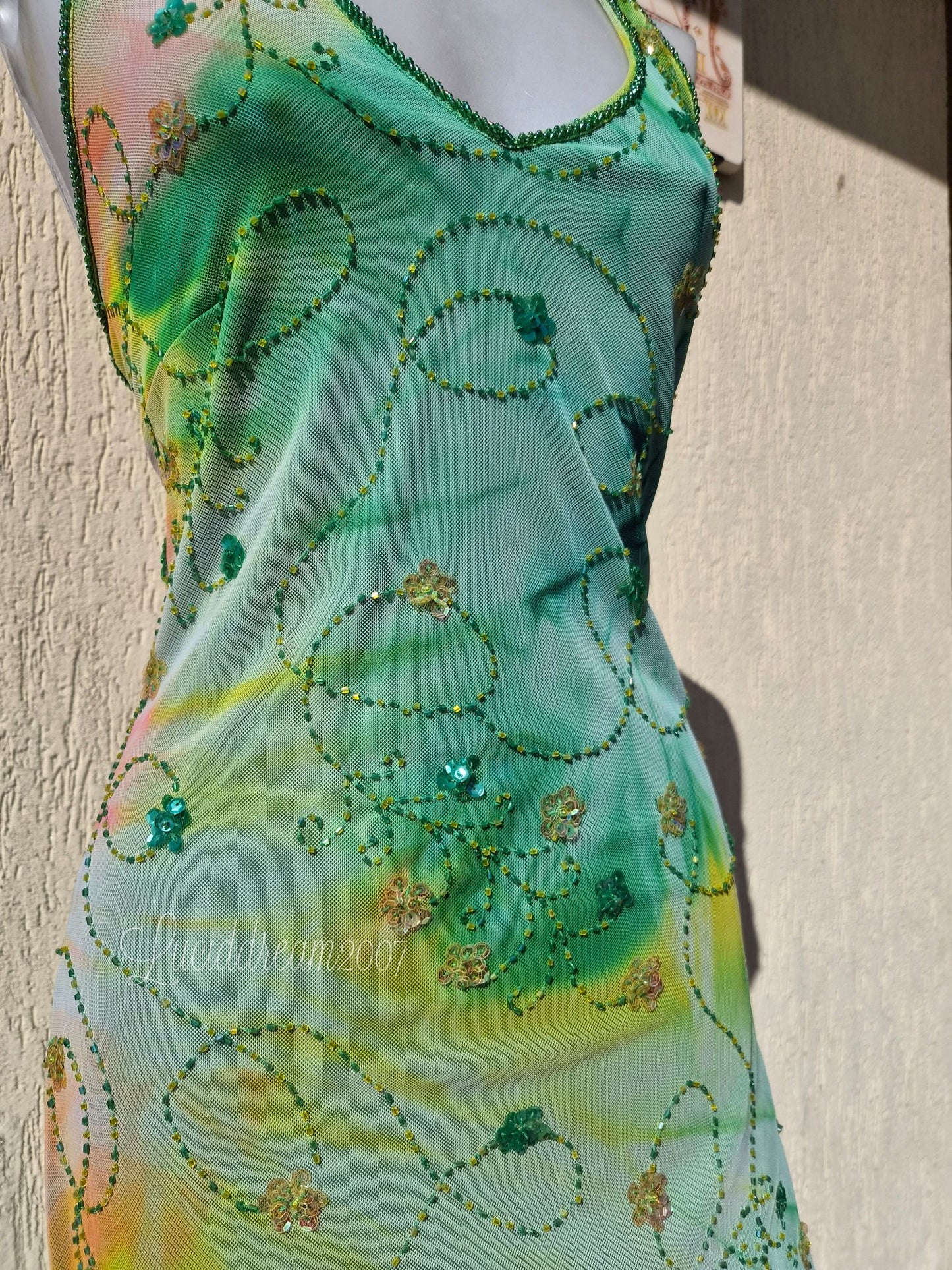 Robe verte brodée