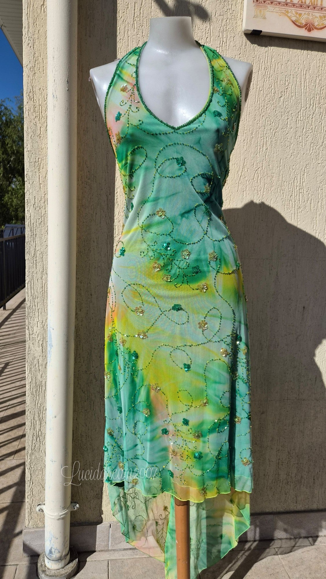 Robe verte brodée