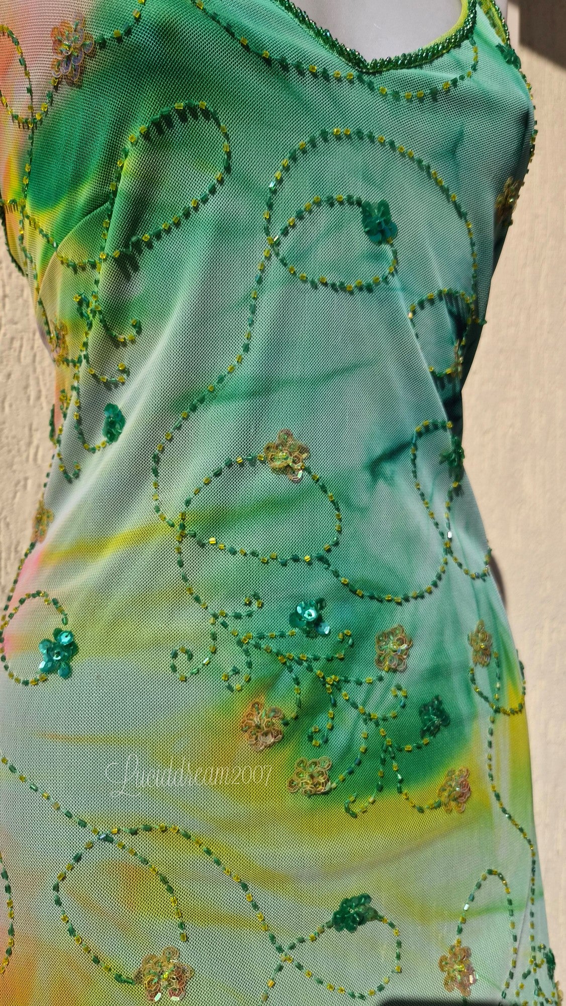 Robe verte brodée