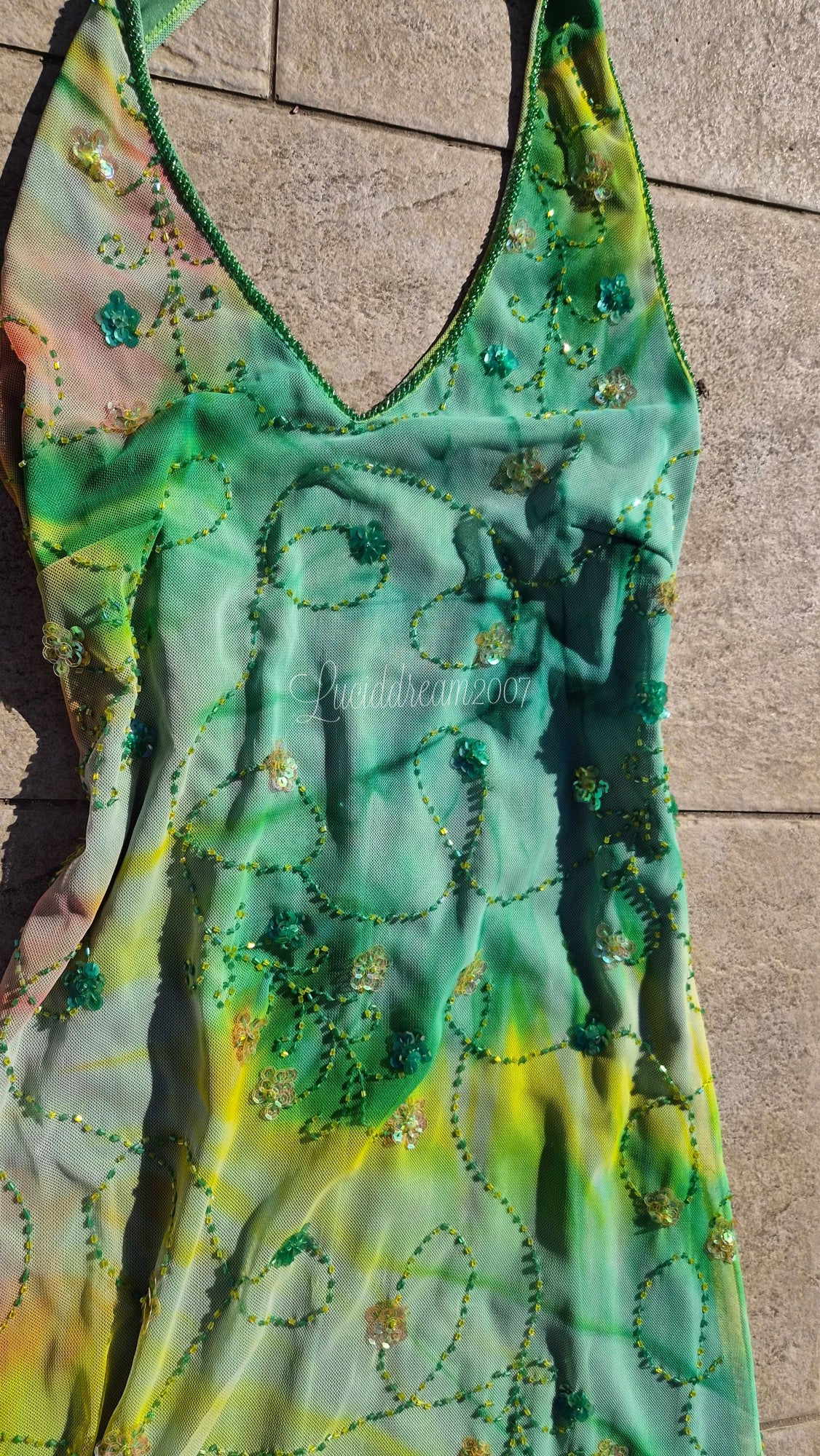 Robe verte brodée