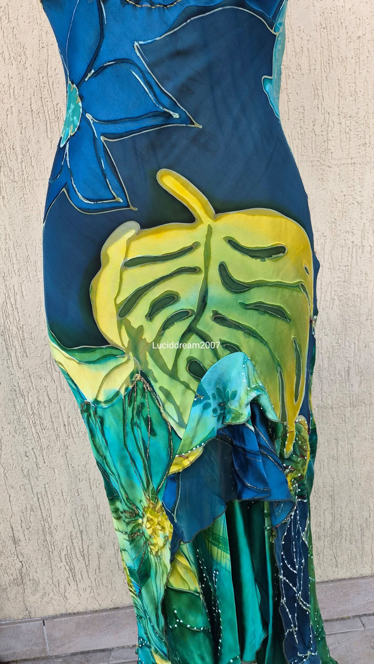 Robe en soie bleue, verte et jaune