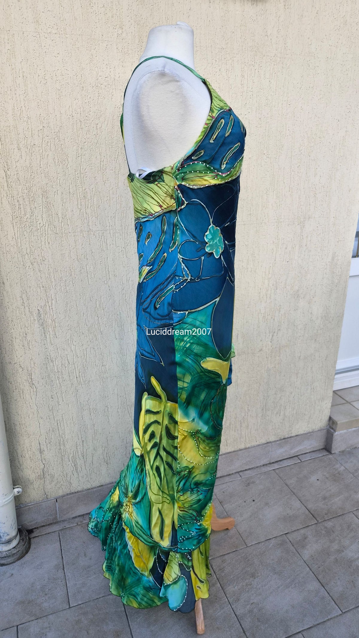 Robe en soie bleue, verte et jaune