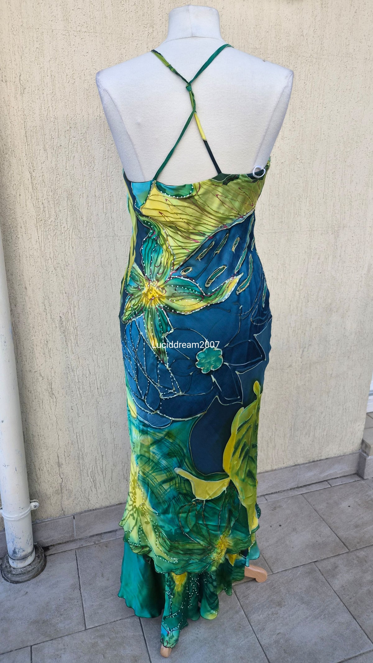 Robe en soie bleue, verte et jaune