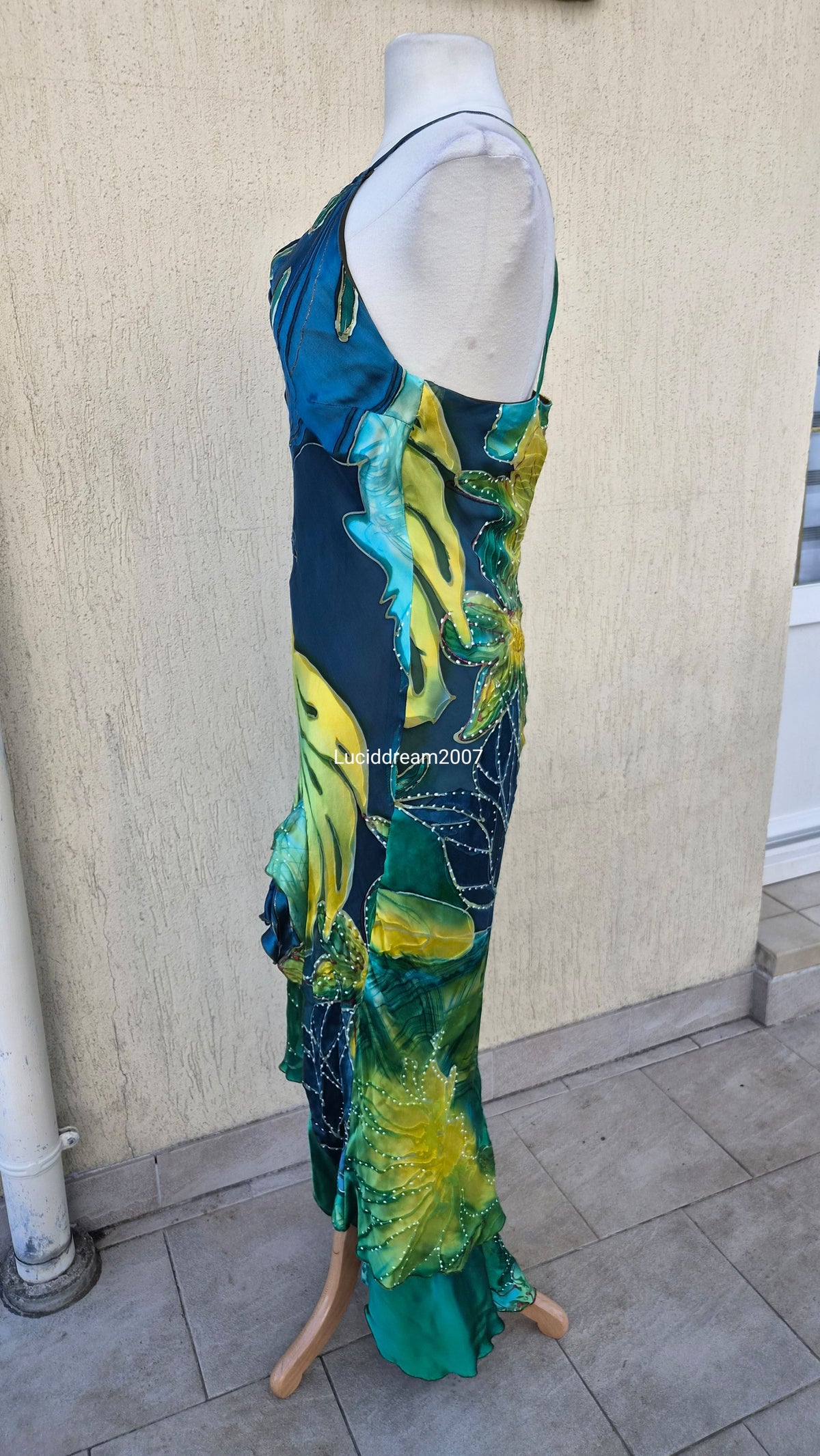 Robe en soie bleue, verte et jaune
