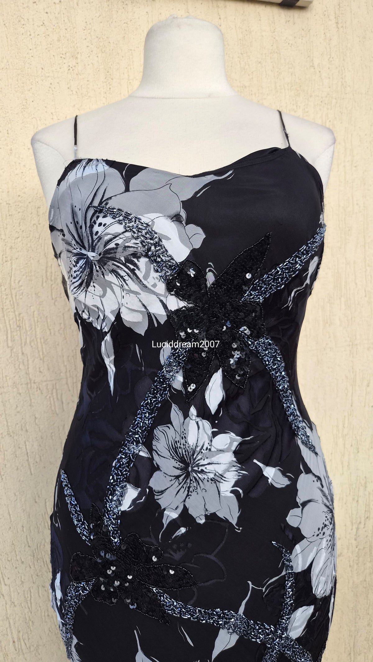 Robe noire et blanche en soie brodée de perles