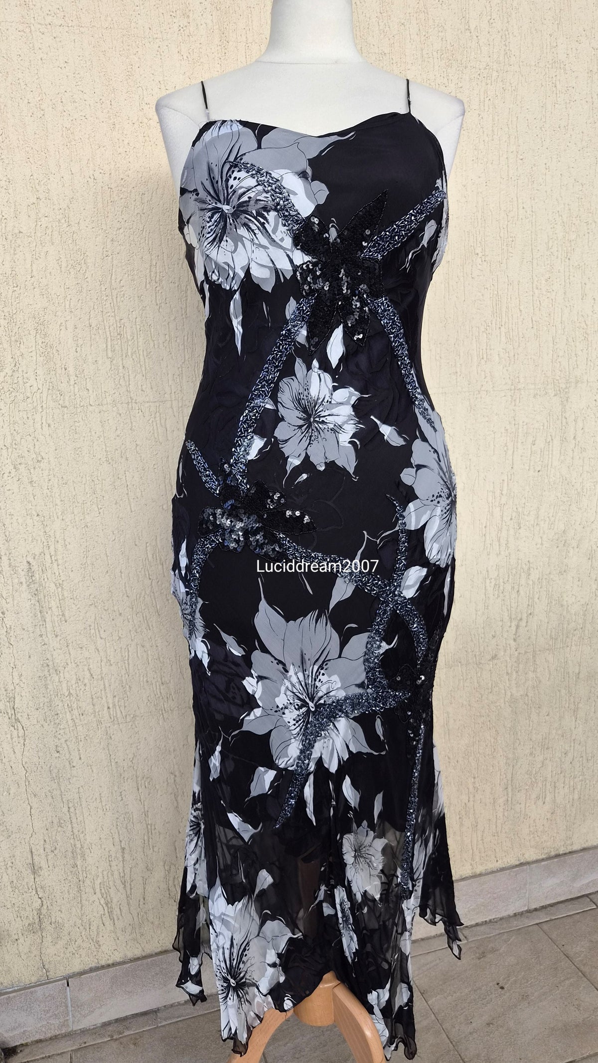 Robe noire et blanche en soie brodée de perles