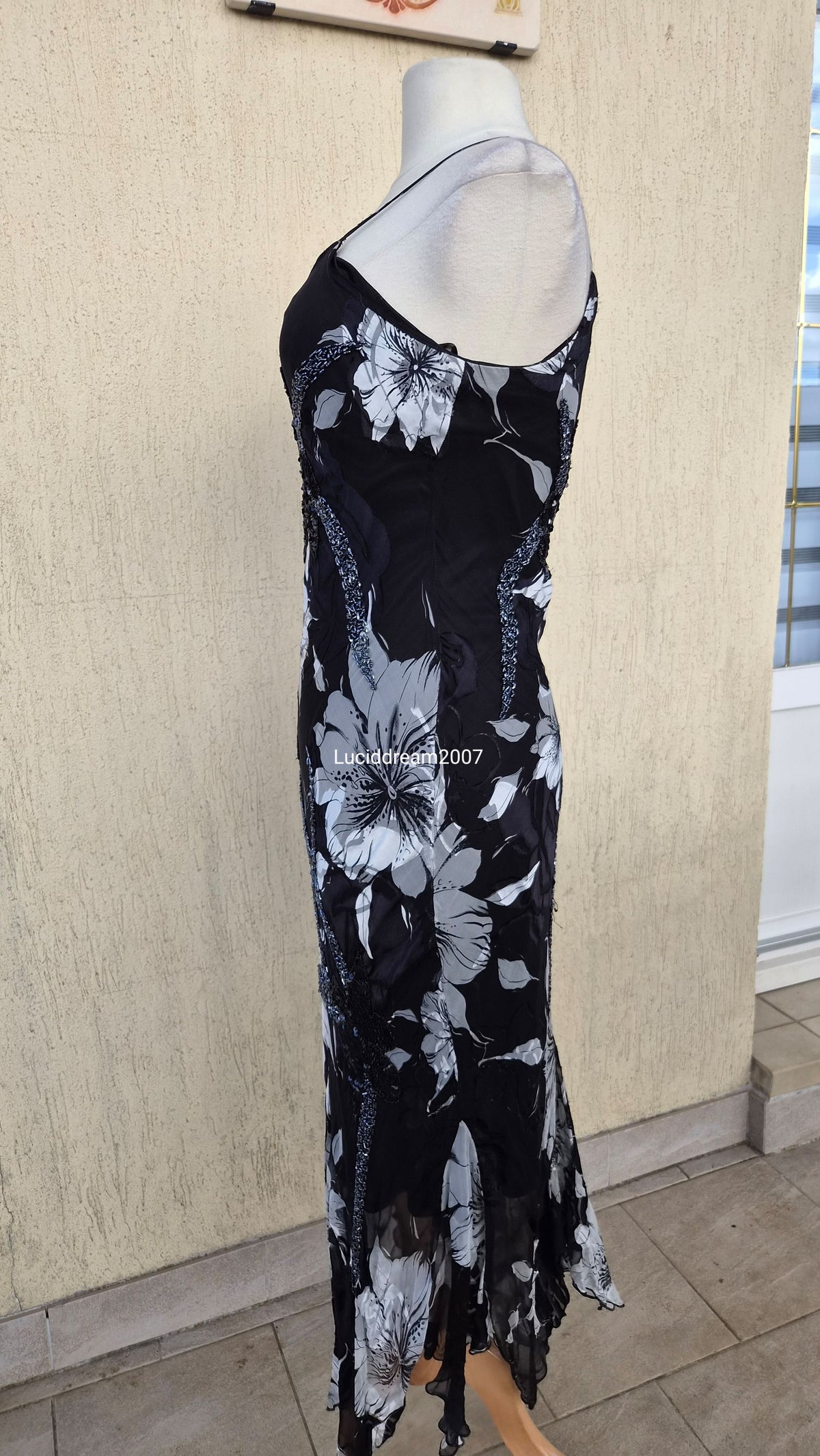Robe noire et blanche en soie brodée de perles