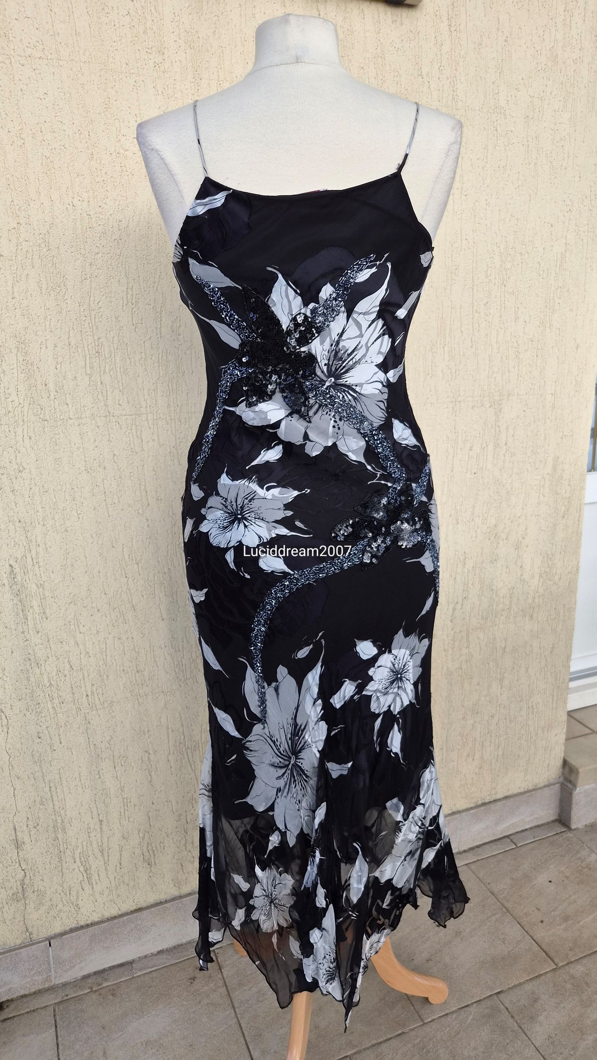 Robe noire et blanche en soie brodée de perles