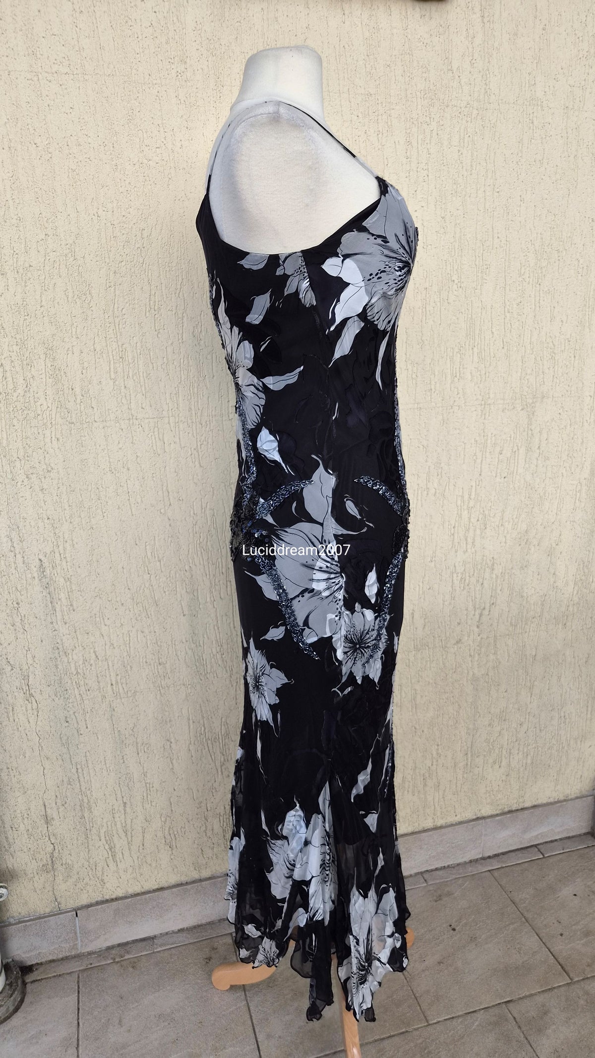 Robe noire et blanche en soie brodée de perles