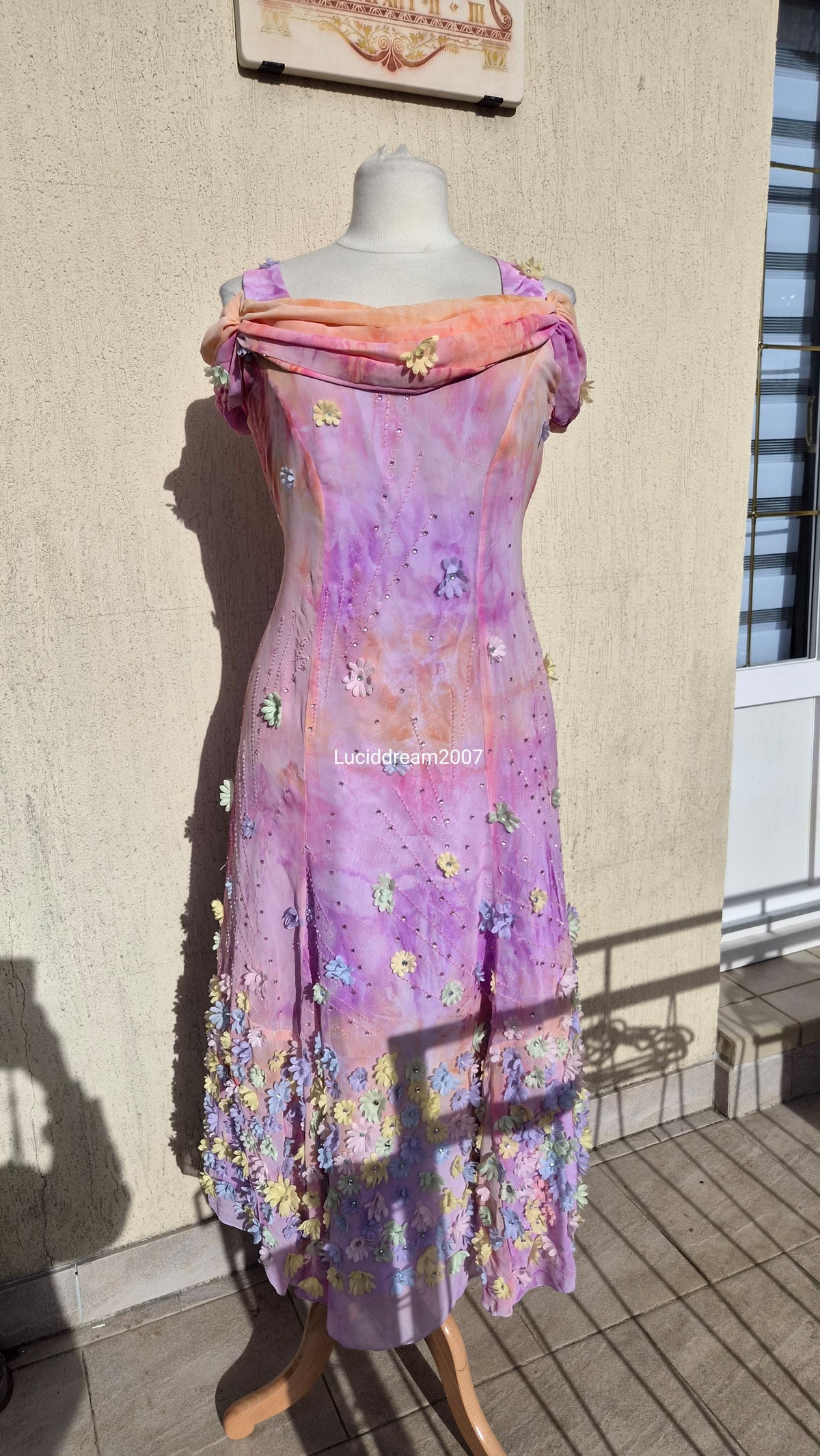 Robe brodée rose et lila