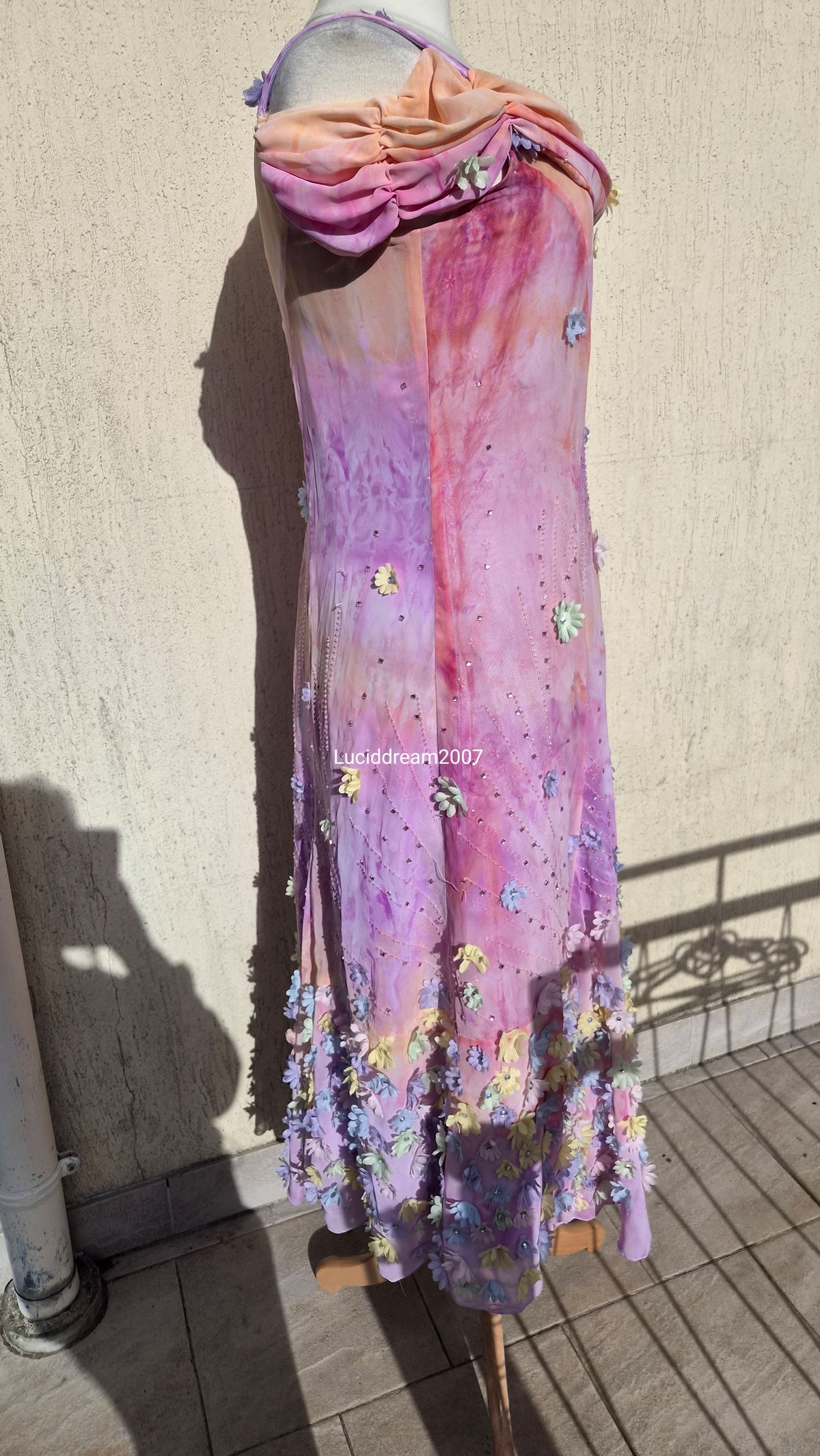 Robe brodée rose et lila