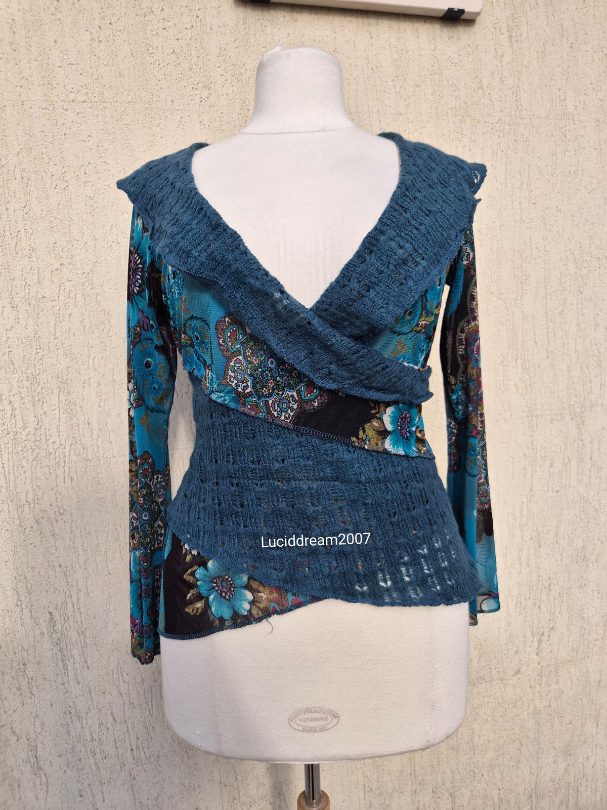 Haut bi matière bleu à motif floral