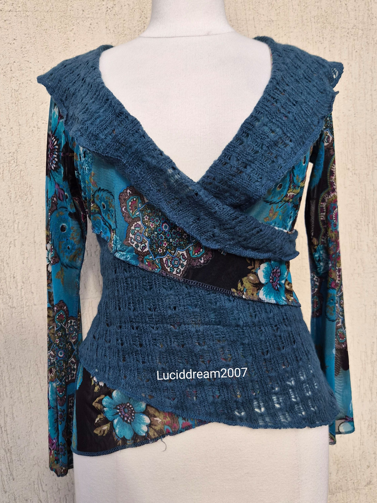 Haut bi matière bleu à motif floral