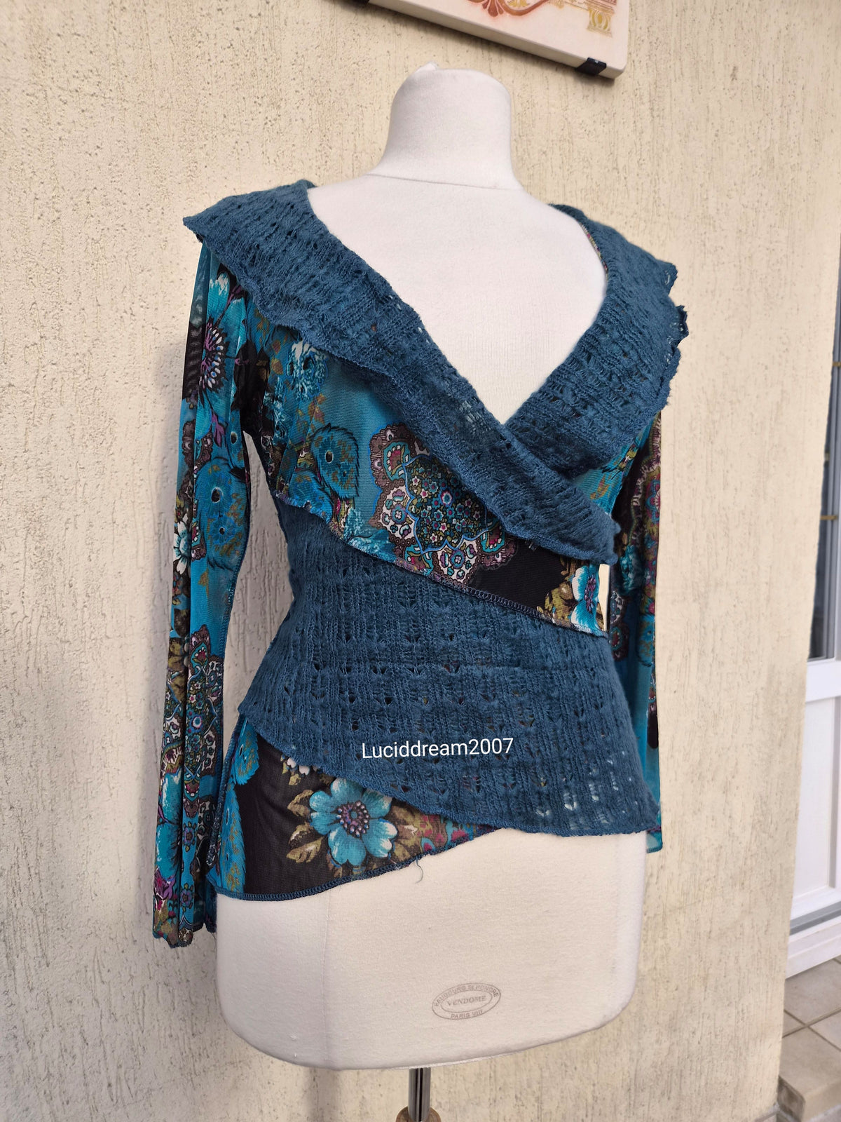 Haut bi matière bleu à motif floral