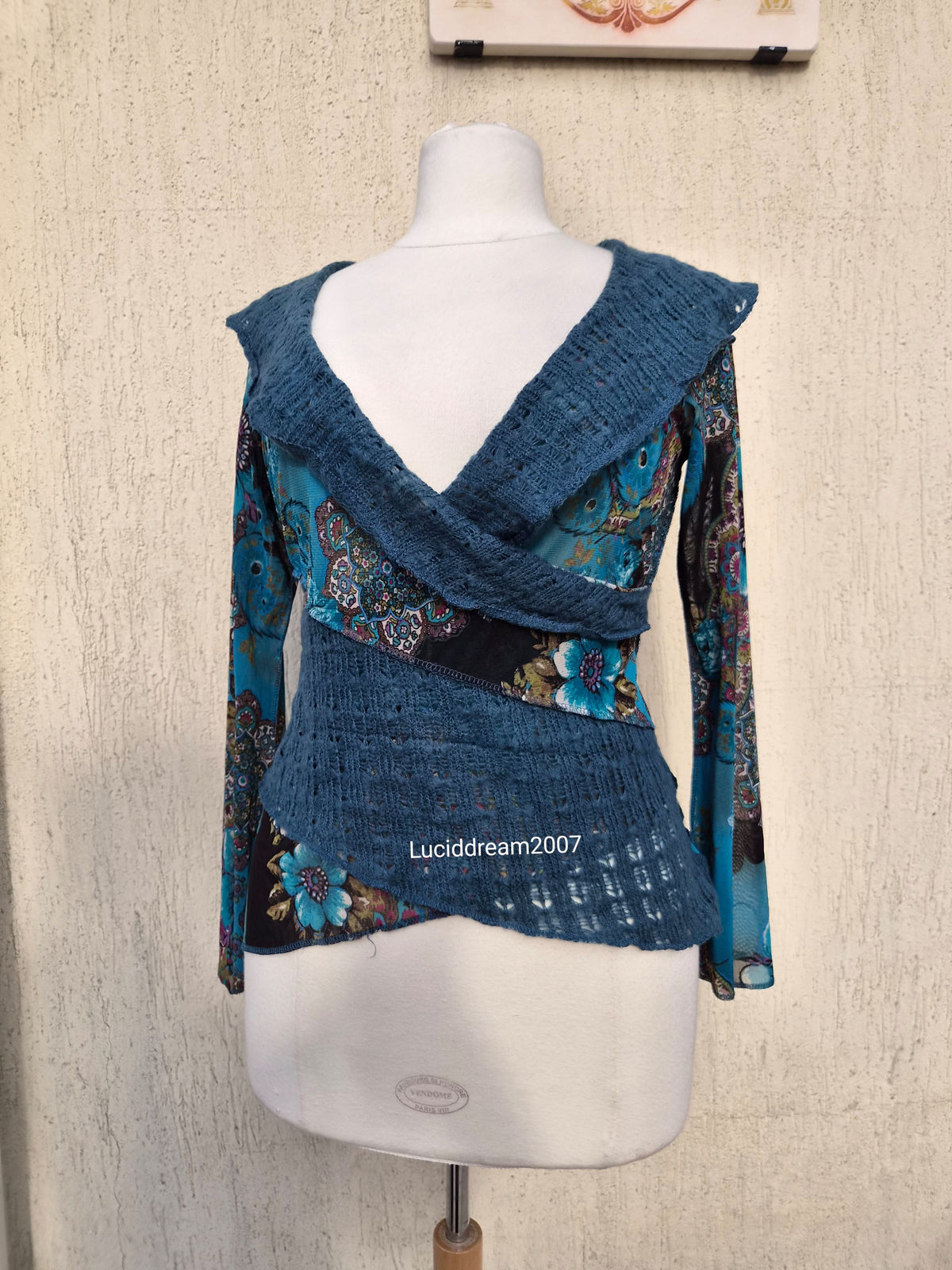 Haut bi matière bleu à motif floral