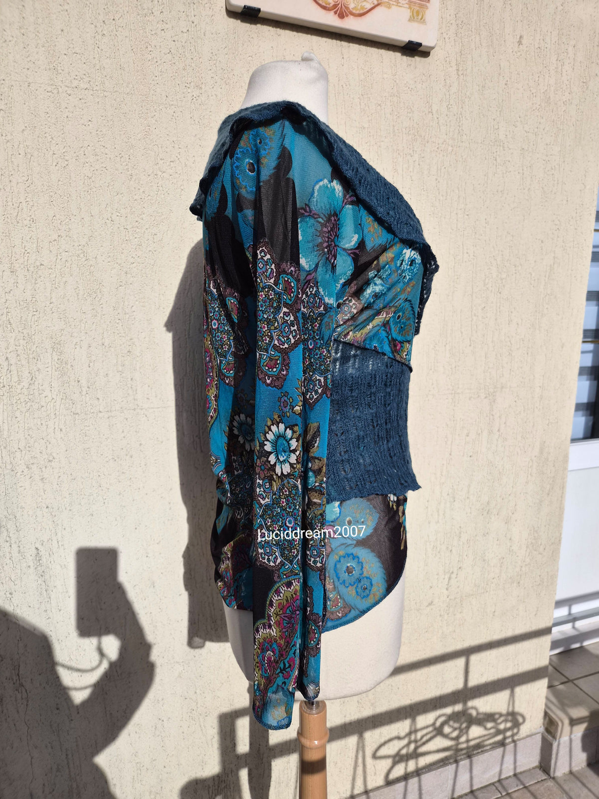 Haut bi matière bleu à motif floral