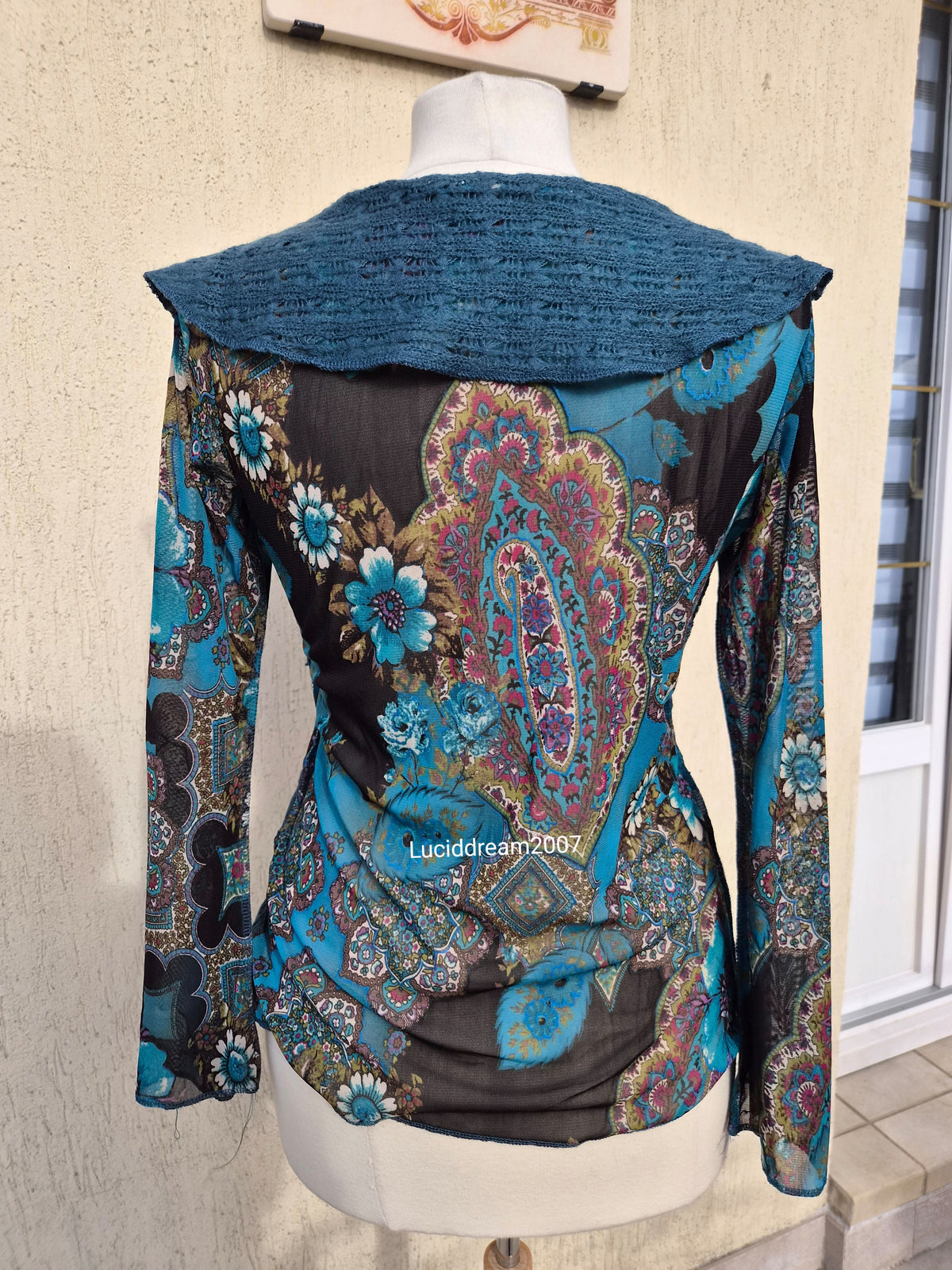 Haut bi matière bleu à motif floral