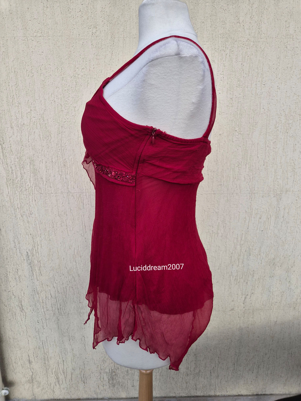 Haut en voile brodé rouge