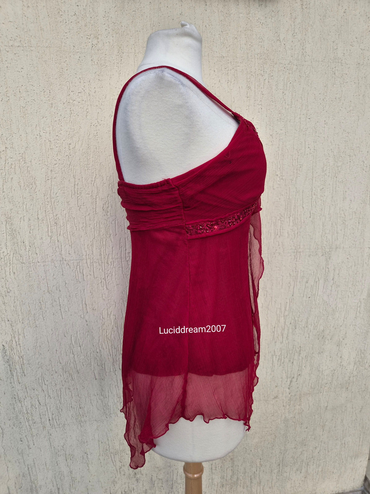 Haut en voile brodé rouge