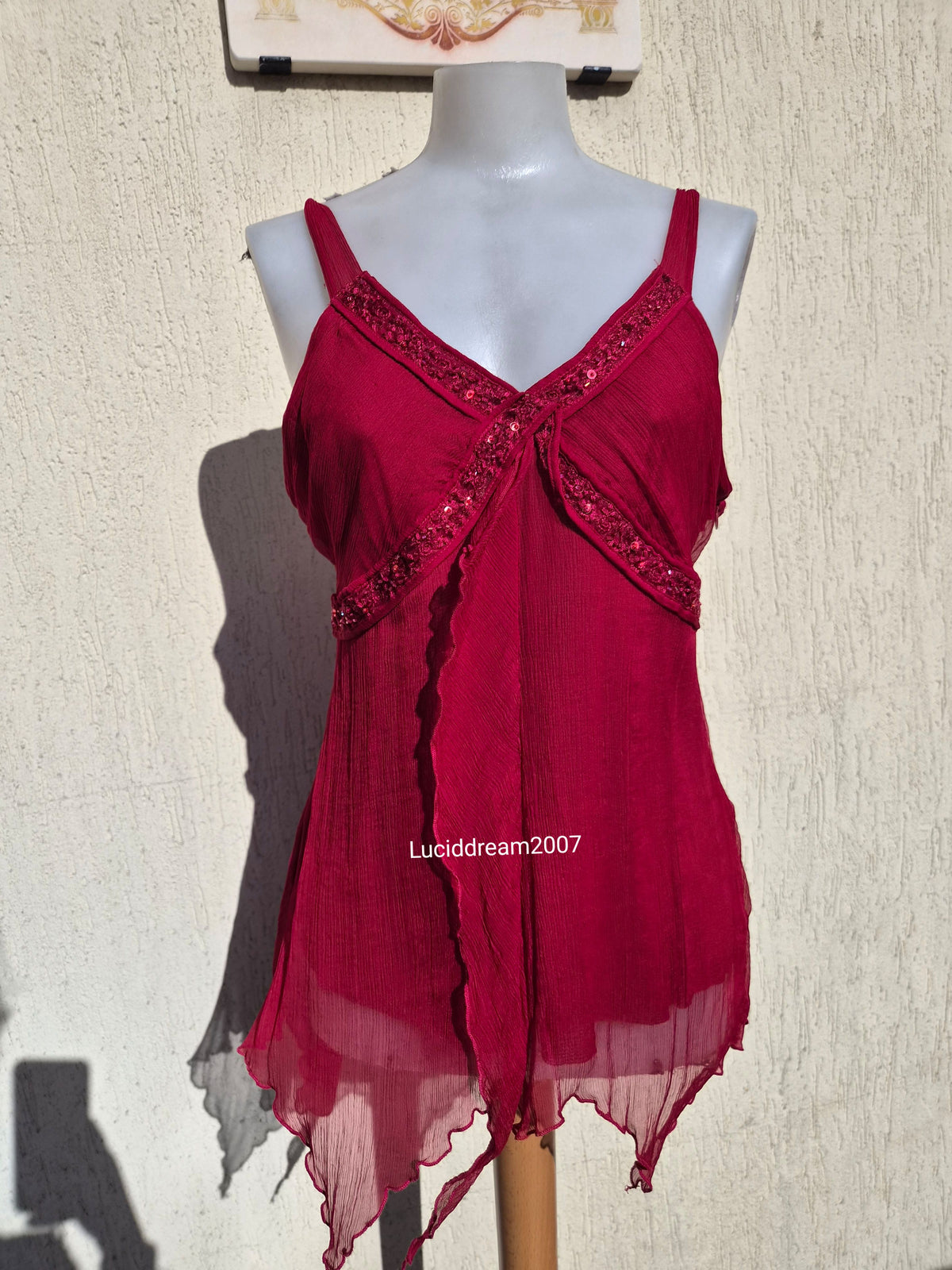Haut en voile brodé rouge
